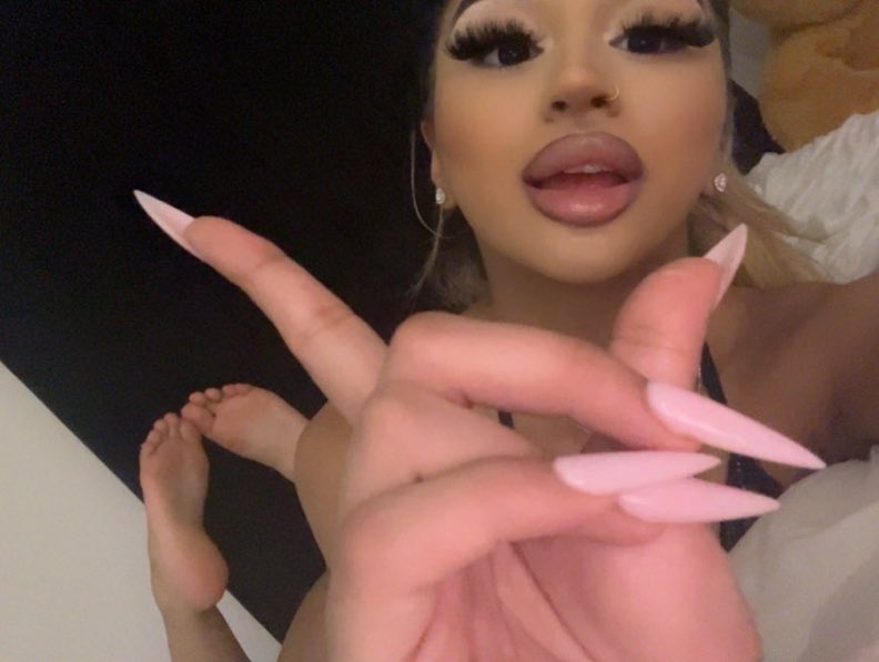 pakibarbi2's tweet photo. You stand no chance against me and my soles 🤭 https://t.co/9UEZg7qjKU