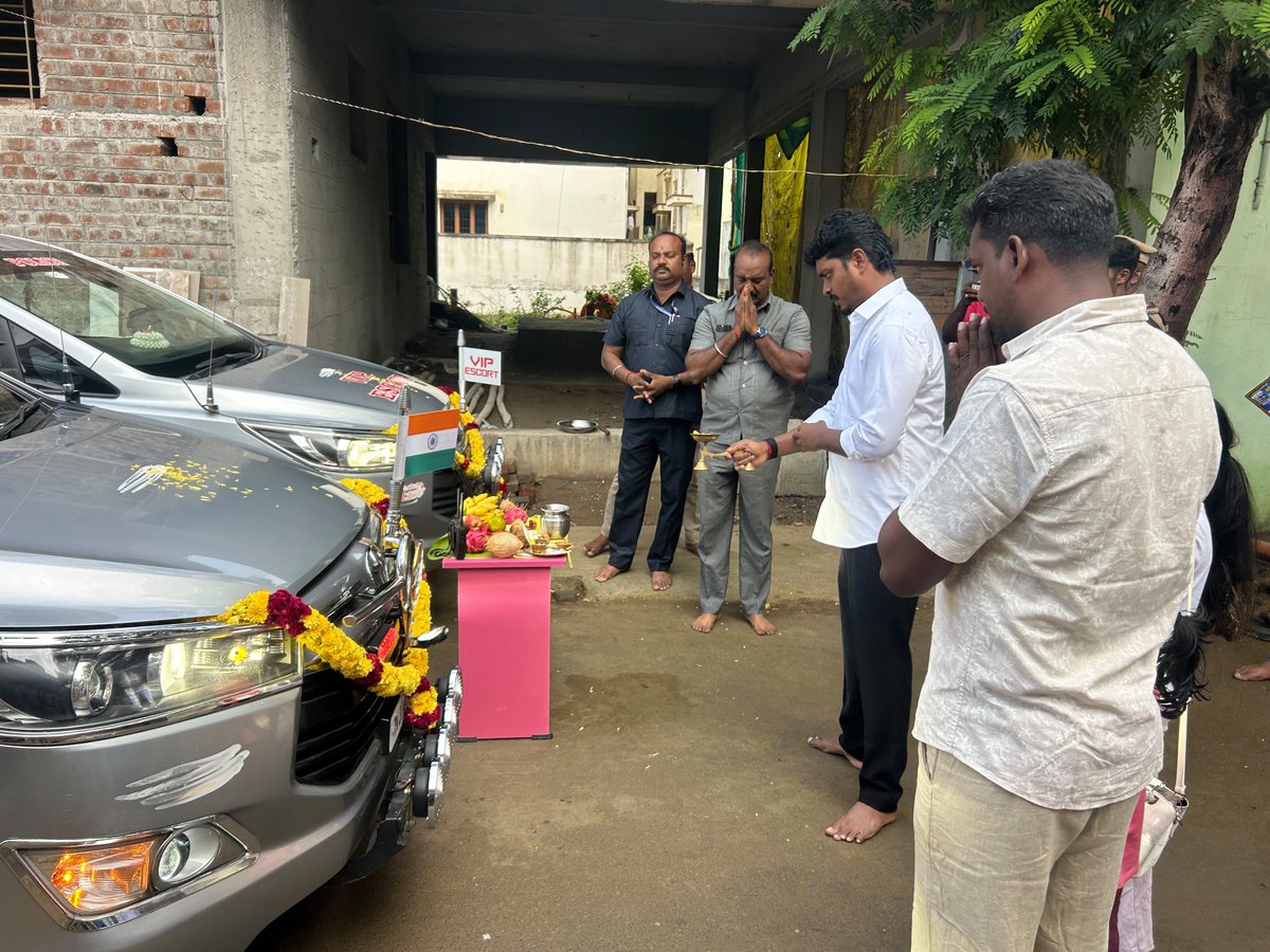 VigneshTvkCbe's tweet photo. தொழில் வளம் பெருகவும், கல்வி மற்றும் கலைகள் சிறக்கவும் வழிகாட்டும் திருநாளாம் ஆயுத பூஜை மற்றும் சரஸ்வதி பூஜை நன்னாளில், தொழிலாளர்கள், விவசாயிகள், வணிகர்கள் மற்றும் மாணவச் செல்வங்கள் அனைவருக்கும் எனது இதயம் கனிந்த நல்வாழ்த்துகள்.

முப்பெரும் தேவியரின் அருளால் உங்கள் இல்லங்களில் மகிழ்ச்சியும் மனநிறைவும் நிரந்தரமாக நிலவட்டும். 🙏❤