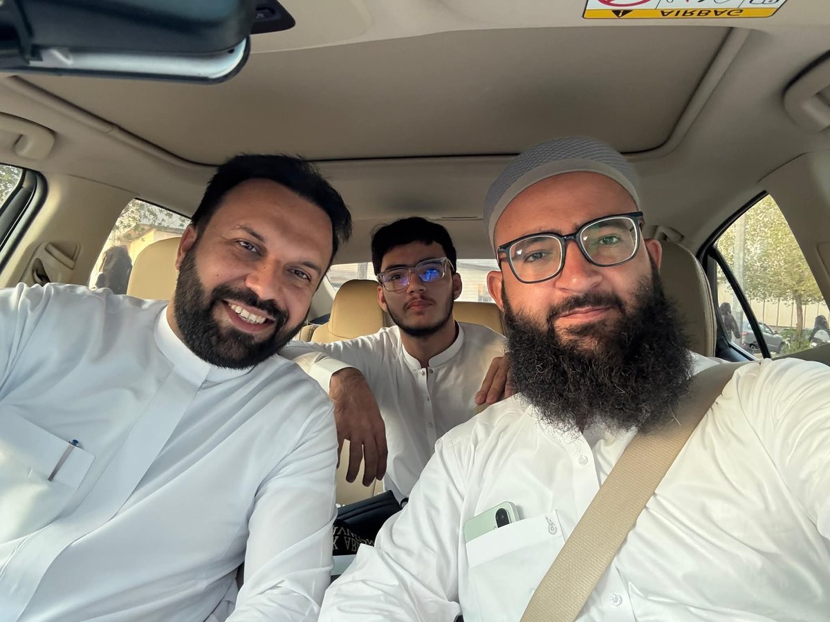 10waliullah's tweet photo. مکہ پہنچتے ہی محترم زبیر ریاض صاحب نے رابطہ کرکے ہمیں مدینہ میں دعوت دی تھی۔۔جو انکا بڑا پن ہے۔
آج مدینہ کی پہلی صبح تھی۔ فجر کی نماز کے بعد ہماری ملاقات کل سے طے تھی۔۔ ہم بےتابی سے انتظاہ گاہ میں منتظر تھے۔
 آپ ہمیں لینے آئے اور عربی ناشتے کے لئے ایک ریسٹورنٹ کی طرف گئے۔ساتھ بیٹھے بہت خوبصورت گفت و شنید ہوئی۔۔بہت حوصلہ افزائی فرامائی اور ہمارے کام پر قیمتی مشوروں سے نوازا۔ 
جنکی ویڈیوز دیکھ کر ایمان تازہ ہوتا ہے آج ان سے ملاقات ہمارے لئے کسی بڑی خوشخبری سے کم نہ تھی۔ 
آپکی محبت اور خلوص نے ہمیں آپکا مزید شیدائی بنادیا۔ 
اللہ آپکو شاد و آباد رکھے اور خوب کامیابیاں عطا فرمائے آمین یارب العالمین۔ 
(پارکنگ میں تھے روانگی سے قبل یہ سیلفی بطور یادگار لی)۔
بعد ازاں ایک پہاڑ کی بلندی پر لیجاکر مدینہ منورہ کی فضائی سیر کروائی۔۔ان شاءاللہ اسکی ویڈیو جلد دیکھ سکیں گے۔ 

#waliullahmaroof