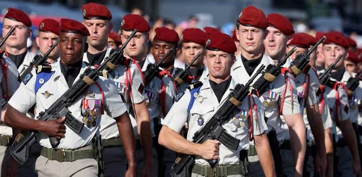 LouFrance75's tweet photo. Dans un pays normal qui n'a plus de gouvernement, l'armée aurait pris le contrôle du pays

L'armée DOIT prendre le contrôle ! le pays n'est plus gouverné