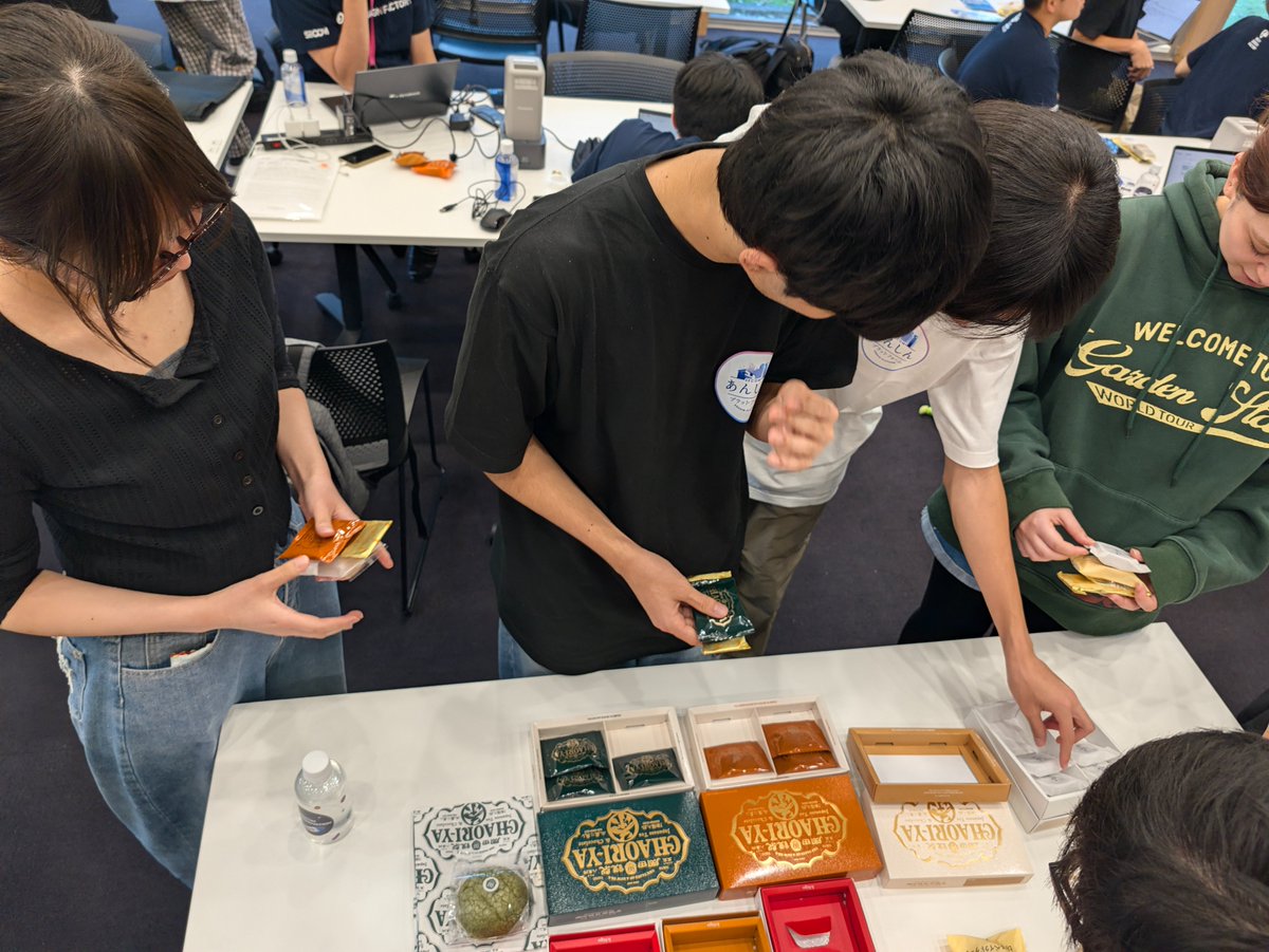 comcomsecom's tweet photo. 毎月恒例の #神山まるごと高専 でのアントレプレナーシップ講座に行ってきました📚

今回は11月回。「技術マーケティング」をテーマに、知的財産や広報・マーケティングの話を中心に学生のみなさんと議論を重ねました🖊️

さらに、まるごと祭での課題発表に向けた準備もいよいよ佳境！ 学生と一緒に「この資料で伝わるかな…？🤔」と悩みながらも、より良い発表に向けてブラッシュアップを続けています。