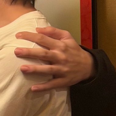 teeteebaipor's tweet photo. รูปนี้ครบจบมาก มือตี๋ที่ประคองมือป๋อ อีกข้างโอบไหล่ ตี๋เอียงแก้มให้หอม หูป๋อที่แดงมากๆ ตัวติดกันแบบไม่มีใครขยับหนี ... ขนาดนี้ละ ตี๋ป๋อคบกันแล้วยัง https://t.co/YhcFqhttRR