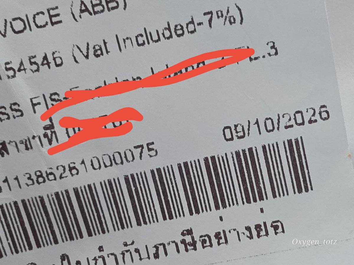 Oxygen_totz's tweet photo. มาสรุปให้ฟัง
- เราซื้อ Samsung S 26 Ultra วันที่ 9 ตุลาคมตอนรับเครื่องก็แกะเครื่องตามปกติ กล่องเรียบร้อยซีลมาเรียบร้อย
- เมื่อวานจะกดซื้อ Samsung care Plus ผ่านตัวเครื่อง ปรากฏว่าไม่มีแถบให้ซื้อ
- กดดูเมนูการรับประกันผ่านตัวเครื่อง ขึ้นว่ารับประกันถึง 27 สิงหาคม 2027 แปลว่าเครื่องนี้ถูก Activate ตั้งแต่วันที่ 27 สิงหาคม 2026
- โทรเข้าศูนย์ Samsung Call Center ศูนย์แจ้งเหมือนกันว่าเครื่องนี้ Activate ตั้งแต่วันที่ 27 สิงหาคมแล้ว
- แปลว่าเราได้เครื่องที่มีการประกันเดินไปแล้ว 44 วัน
- วันนี้มาที่ศูนย์ที่เราซื้อ สรุปว่า ทางศูนย์แกะกล่องออกมา Activate IMEI เพื่อล็อคราคาโปรโมชั่น ทำให้ประกันเดินไปแล้ว 44 วัน
- ศูนย์แจ้งว่าการรับประกันขึ้นกับใบเสร็จสามารถแจ้งหรือใบเสร็จหายสามารถขอรีปริ้นได้
- คำถามคือทำไมไม่แจ้งกับเราตอนที่ซื้อ ถึงจะได้โปรโมชั่นแต่คงไม่มีใครโอเคกับการที่มือถือเรา ประกันผ่านไปแล้วเดือนครึ่ง
- ตอนนี้อยู่ในขั้นตอนเจรจาการขอเปลี่ยนเครื่อง ซึ่งตอนแรกจะมีค่าส่วนต่าง 3,500 บาทแต่เราไม่ยอมรับข้อตกลงนั้น เพราะไม่ใช่ความผิดของเราเลย