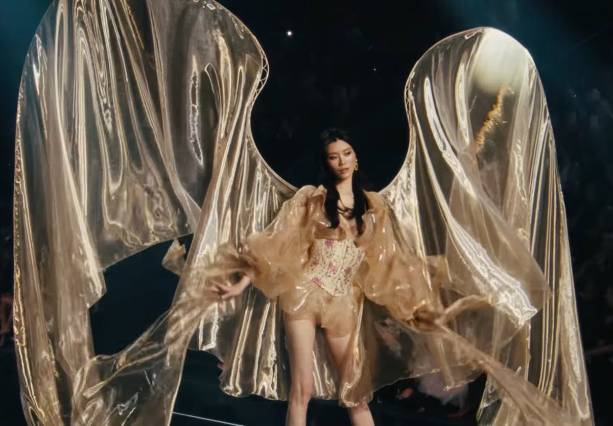 culturedarchs's tweet photo. omg doutzen &amp; ming xi for #vsfs26 ?? YESSS WERE SO BACKK https://t.co/9Ggayk1Ulw