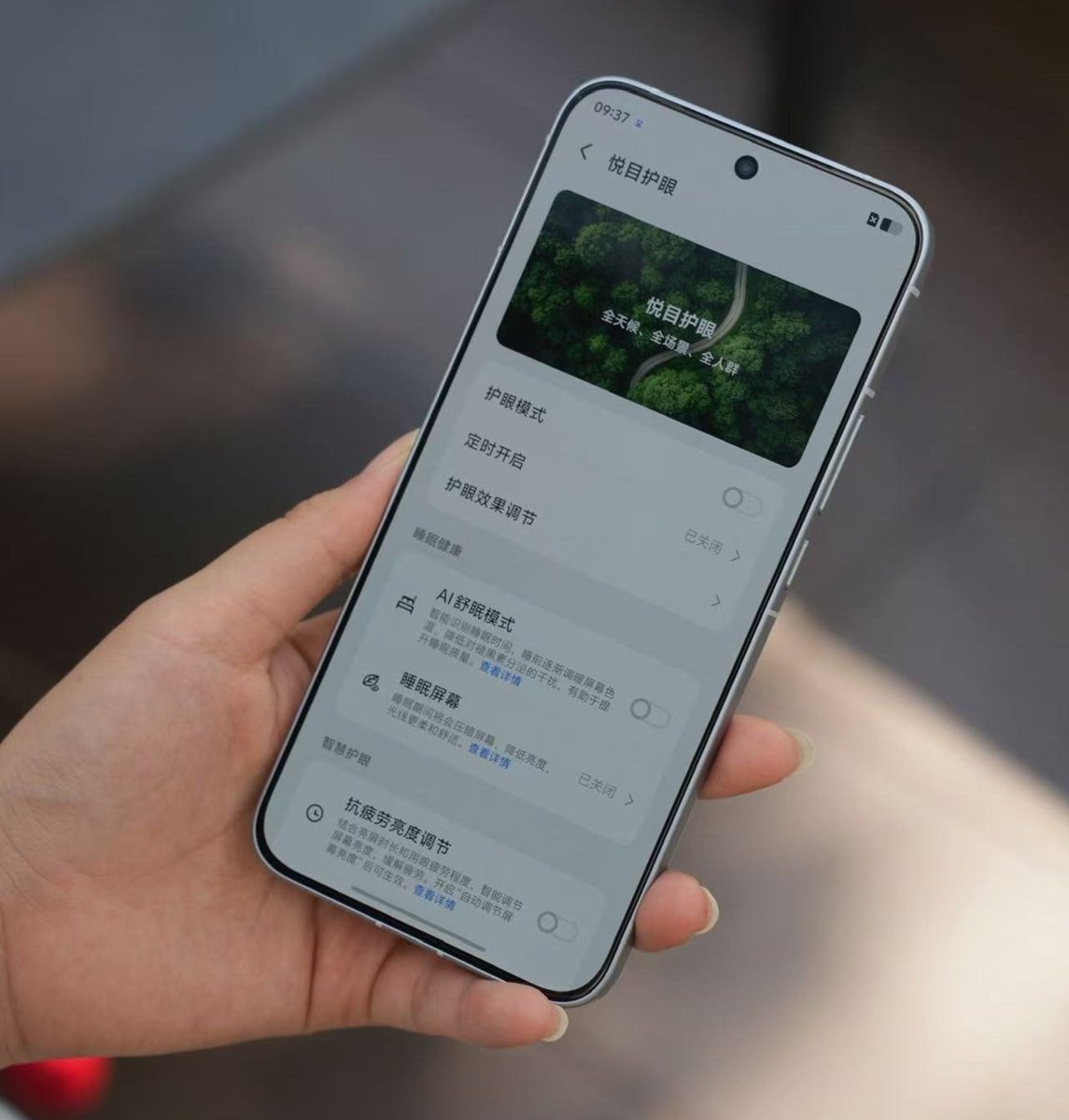 Gadgetsdata's tweet photo. iQOO Neo 12 official first look is out‼️

confirmed specs :
• 2K 185Hz flat OLED , new Visionox panel
• 2200 nits HBM 🔆 
• 800 nits manual brightness 🔅 
🔴 185Hz in some games only
• 27% lower power consumption than Neo 11

• Snapdragon 8 Elite Gen 5 + Q3 gaming chip + 16GB RAM + in-built cooling fan

• 9000mAh🔋100W⚡Android 17
• Ultrasonic FS, metal frame, IP68, IP69
• China launch date : 28th October 

Expected to get :
• 50MP OIS + 8MP UW 🤳16MP

This with a different camera specs might be the iQOO 16R in India 🇮🇳‼️