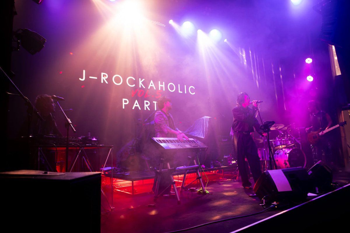 AllNews_th's tweet photo. SyZyGy-GO, KAYA และ RAZOR เสิร์ฟความ J-Rock เดือดสะใจ! ใน J-Rockaholic PARTY Vol.
#JRockaholicPARTY
#Kaya #SyZyGyGO #RAZOR
#VisualKei #JRock
#JRockEncryption
🔗 https://t.co/WDvdCnpij8
สร้างความประทับใจให้แฟนๆ ขั้นสุดกับปาร์ตี้ดนตรีร็อกสายพันธุ์ญี่ปุ่นที่ได้รับกระแสตอบรับอย่างอบอุ่นและเหนียวแน่นมาโดยตลอดจนเดินทางมาถึงครั้งที่ 5 แล้วกับงาน J-Rockaholic PARTY Vol.5 เมื่อวันที่ 10 ตุลาคมที่ผ่านมา ณ https://t.co/GKQjL7bJ2N LIVE HOUSE โดยทีมผู้จัด J-ROCK Encryption ที่ตั้งใจสร้างพื้นที่เชื่อมโยงความรักในสายดนตรีร็อกของแฟนเพลงทั้งชาวไทยและญี่ปุ่น กับการรวมตัวของ 3 ศิลปินคุณภาพสาย J-Rock และ Visual Kei อย่าง SyZyGy-GO (ซีซีจี-โกะ), KAYA (คายะ) และ RAZOR (เรเซอร์)
เริ่มความคึกคักด้วยวง SyZyGy-GO โปรเจกต์ดนตรี J-Rock ข้ามสายพันธุ์ ผสมผสานนักดนตรีมากฝีมือชาวไทยและญี่ปุ่นทั้ง 6 คน นำโดย Nimo (ร้องนำ), Okuma Keito Kunio (คอมโพสเซอร์/โปรดิวเซอร์), Niku sama (กีตาร์), Bookr8m (เบส), Valyn (คีย์บอร์ด) และ PlaA (กลอง) บอกเลยว่าเซ็ตลิสต์ที่ขนมานั้น โดนใจสายร็อกแบบสุดๆ โดยเฉพาะการหยิบเพลงจากวงระดับตำนานอย่าง RAIN ของ SIAM SHADE, Anata ของ L'Arc-en-Ciel, ROSIER ของ LUNA SEA, PINK SPIDER ของ hide มาคัฟเวอร์โชว์สดได้อย่างถึงเครื่อง
ก่อนส่งต่อให้กับความงดงามที่สะกดทุดสายตาจาก KAYA ขุ่นแม่ของแฟนๆชาวไทย ศิลปินเดี่ยว Visual Kei ระดับโลก ที่จัดเต็มทั้งคอสตูมและ Performance เริ่ดหรูตามมาตรฐานไม่มีตก สะกดผู้ฟังด้วยพลังเสียงอันมีเอกลักษณ์ที่ผสมผสานโอเปร่า, EDM, Gothic และ Chanson ได้อย่างลงตัว ผ่านเพลงดังอย่าง SALOME, Marionette, Kugutsu, Danse Macabre และ Glitter Arch พร้อมพกพาความอ่อนโยนสดใสและเป็นกันเอง จนทำเอาหลายคนโดน KAYA ตกเข้าให้เต็มๆ
ถึงคิวของวง RAZOR กับ 5 หนุ่ม Ryoga, Tsurugi, Kouryu, IZA และ Nikky ที่มาพร้อมซาวด์ร็อกหนักแน่นและดุดันตามสไตล์ Visual Kei ของพวกเขากับเพลง BAD EVIDENCE, Makkakka, Maisou และ I LOVE YOU ที่สาดความเดือดใส่คนดูแบบไม่ยั้ง ให้แฟนๆได้มอชและเฮดแบงกันแบบมันส์สมใจอยาก
ส่งท้ายด้วยความพิเศษกับ Jam Session ที่ทั้ง 3 ศิลปินขึ้นมาร่วมแจมดนตรีบนเวทีเดียวกันในเพลง Hibiscus เติมเต็มความสนุกและความประทับใจให้กับผู้ชมอย่างคุ้มค่า ก่อนจะปิดท้ายด้วยกิจกรรม Fan Meeting สุด Exclusive ที่บรรยากาศเต็มไปด้วยความอบอุ่นเป็นกันเอง ส่งสาวก J-Rock หอบความฟินกลับบ้านกันเต็มอิ่ม
ส่วนใครที่พลาดความสนุกในครั้งนี้ หรืออยากร่วมสัมผัสความเดือดของดนตรีร็อกในบรรยากาศสุดใกล้ชิดเช่นนี้อีก สามารถติดตามงาน J-Rockaholic PARTY ในครั้งต่อไปได้ทางแฟนเพจ J-ROCK Encryption รับรองว่าครั้งหน้ามีความพิเศษมารอเสิร์ฟให้สาย J-Rock ได้ฟินกันอีกแน่นอน