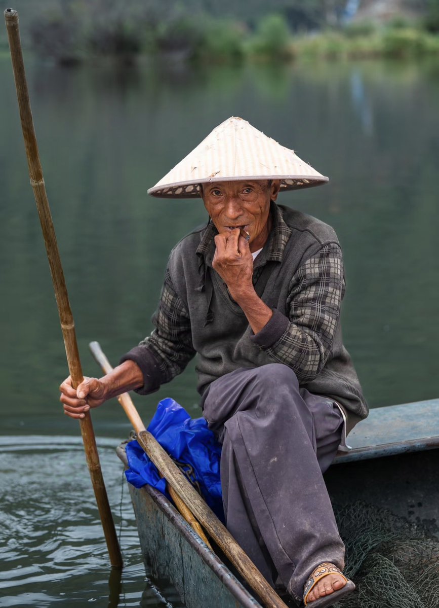 SinPuchox's tweet photo. The old man by the riverside along the dock picks up the oar, carrying the stories of the quiet, tranquil harbour.， https://t.co/xX91Numy7D