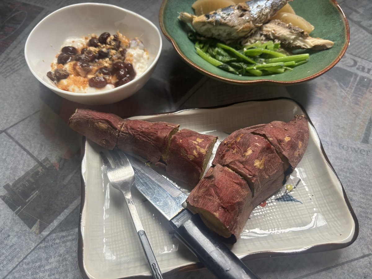 hani_onakasuita's tweet photo. 昼ごはん
焼き芋など。希望の会社は書類すら通らなく、通ったとて3-4回の面接と試験であ"ーーーって感じ！年齢が変わるまでに仕事決めたいけど、うまくいくかな😂食べたいもの作ったり、少しずつ運動、作業、勉強と毎日楽しくは過ごしている👌🏻これまで積み上げてきて本当によかったと思う😌 https://t.co/NfbedRRRCo
