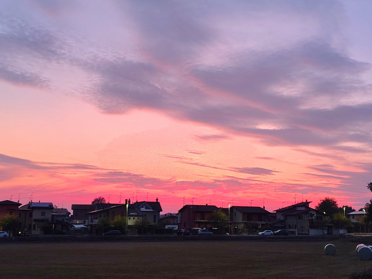 lisasardini's tweet photo. Evening sky a few days ago https://t.co/ccnXBXB6lc