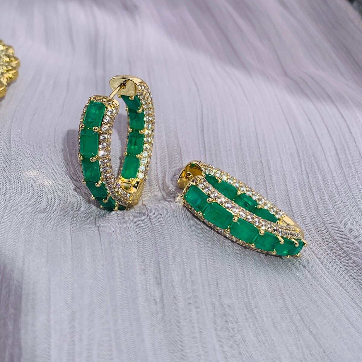 sayabling's tweet photo. From elegant evenings to elevated everyday style, let your jewelry bloom. ✨
Learn more https://t.co/GMesLeUz5c

#EmeraldEarrings #EmeraldJewelry #WhiteSapphire #TulipEarrings #HoopEarrings #StatementEarrings #LuxuryEarrings #FineJewelry #GreenGemstones #FloralJewelry #giftforher https://t.co/caGjOrUh4W