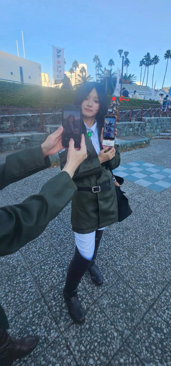 Raiki_0127's tweet photo. ジュリを見せつけるピークを撮るハンジを撮るローエンのカメラに写った @_kamone_hi さん

 #マチアソビ2026 https://t.co/PZ6eSldKp2