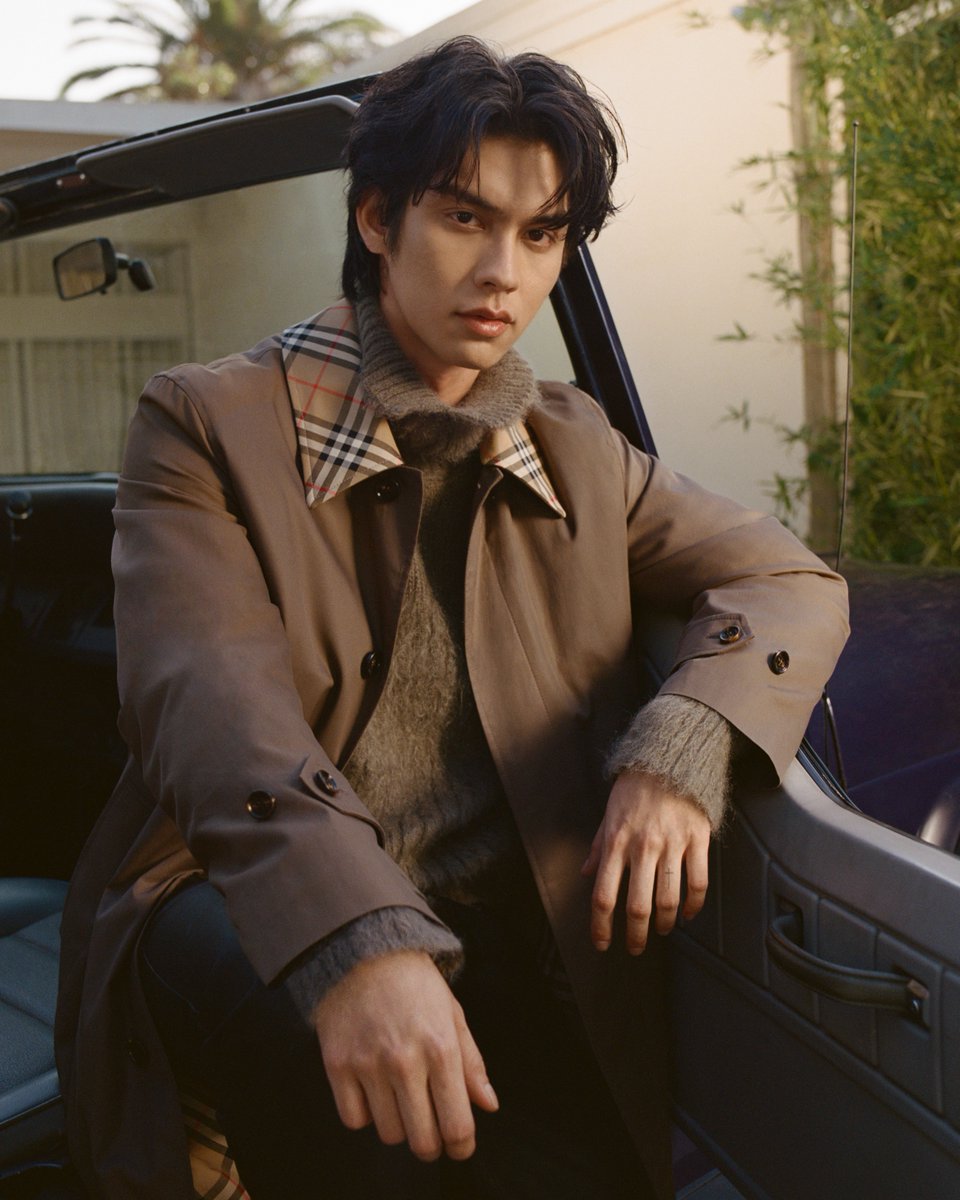 mintmag_th's tweet photo. นี่คือรูปหล่อ! ส่องลุคหล่อหนุ่ม #ไบร์ทวชิรวิชญ์ Global Brand Ambassador ของ Burberry ปรากฏตัวในแคมเปญล่าสุด “Same City, Different Rhythms” ถ่ายทอดช่วงเวลาส่วนตัวผ่านภาพถ่ายพอร์เทรตที่สะท้อนจังหวะชีวิตที่แตกต่างกันของเมืองผ่านมุมมองอันเป็นเอกลักษณ์ในลอสแอนเจลิส พร้อมเผยลุคหล่อจากไอเท็ม Outerwear และเครื่องประดับชิ้นเด่นประจำซีซั่นจาก Burberry 💚

#Burberry 
#BurberryxBRIGHT 
#bbrightvc
#MintNews