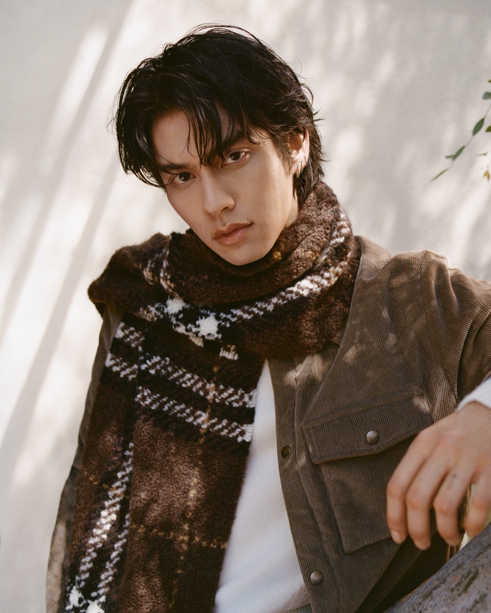 mintmag_th's tweet photo. นี่คือรูปหล่อ! ส่องลุคหล่อหนุ่ม #ไบร์ทวชิรวิชญ์ Global Brand Ambassador ของ Burberry ปรากฏตัวในแคมเปญล่าสุด “Same City, Different Rhythms” ถ่ายทอดช่วงเวลาส่วนตัวผ่านภาพถ่ายพอร์เทรตที่สะท้อนจังหวะชีวิตที่แตกต่างกันของเมืองผ่านมุมมองอันเป็นเอกลักษณ์ในลอสแอนเจลิส พร้อมเผยลุคหล่อจากไอเท็ม Outerwear และเครื่องประดับชิ้นเด่นประจำซีซั่นจาก Burberry 💚

#Burberry 
#BurberryxBRIGHT 
#bbrightvc
#MintNews