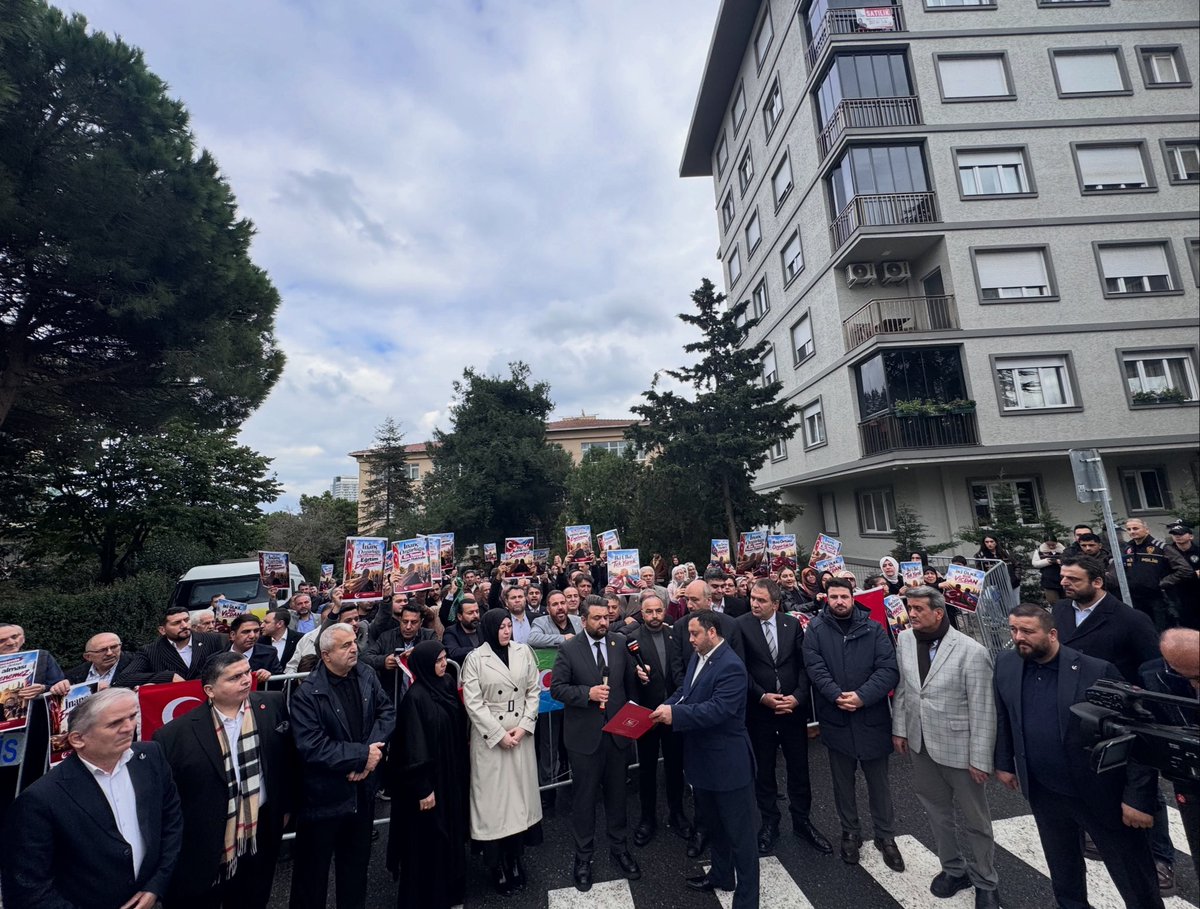 Sekercioglu_Orc's tweet photo. Yeniden Refah Partisi İstanbul teşkilatı olarak İl Başkanımız sn. Yunus Emre Taşçı riyasetinde Azerbeycan konsolosluğu önünde basın açıklaması yaptık. 

Eğitimde başörtüsünü yasaklayan yalnış düzenlemeleri nedeni ile gardaşlarımıza tepkimizi dile getirdik. 

++ https://t.co/esUZfOIm3p