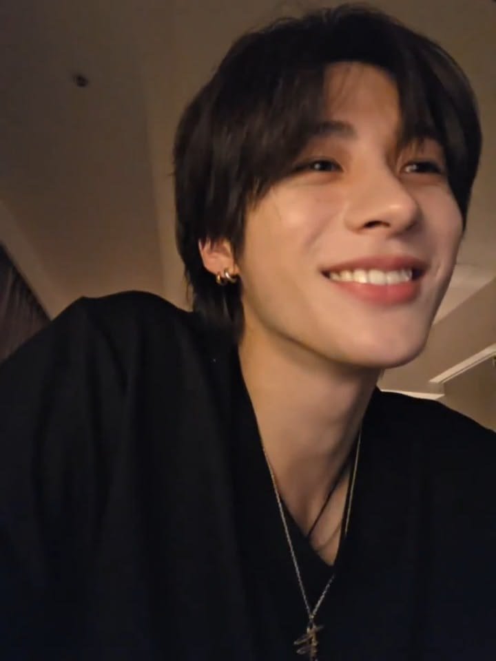 wontonaegi's tweet photo. him. https://t.co/n3YPOOspBI