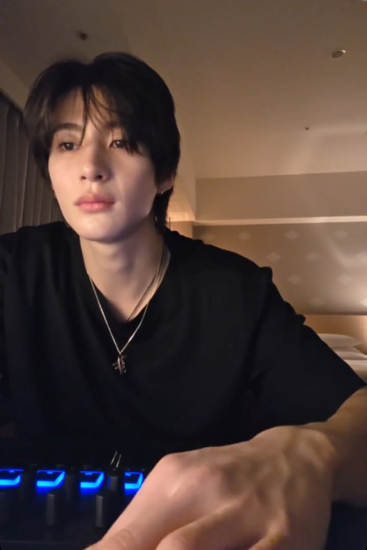 wontonaegi's tweet photo. him. https://t.co/n3YPOOspBI