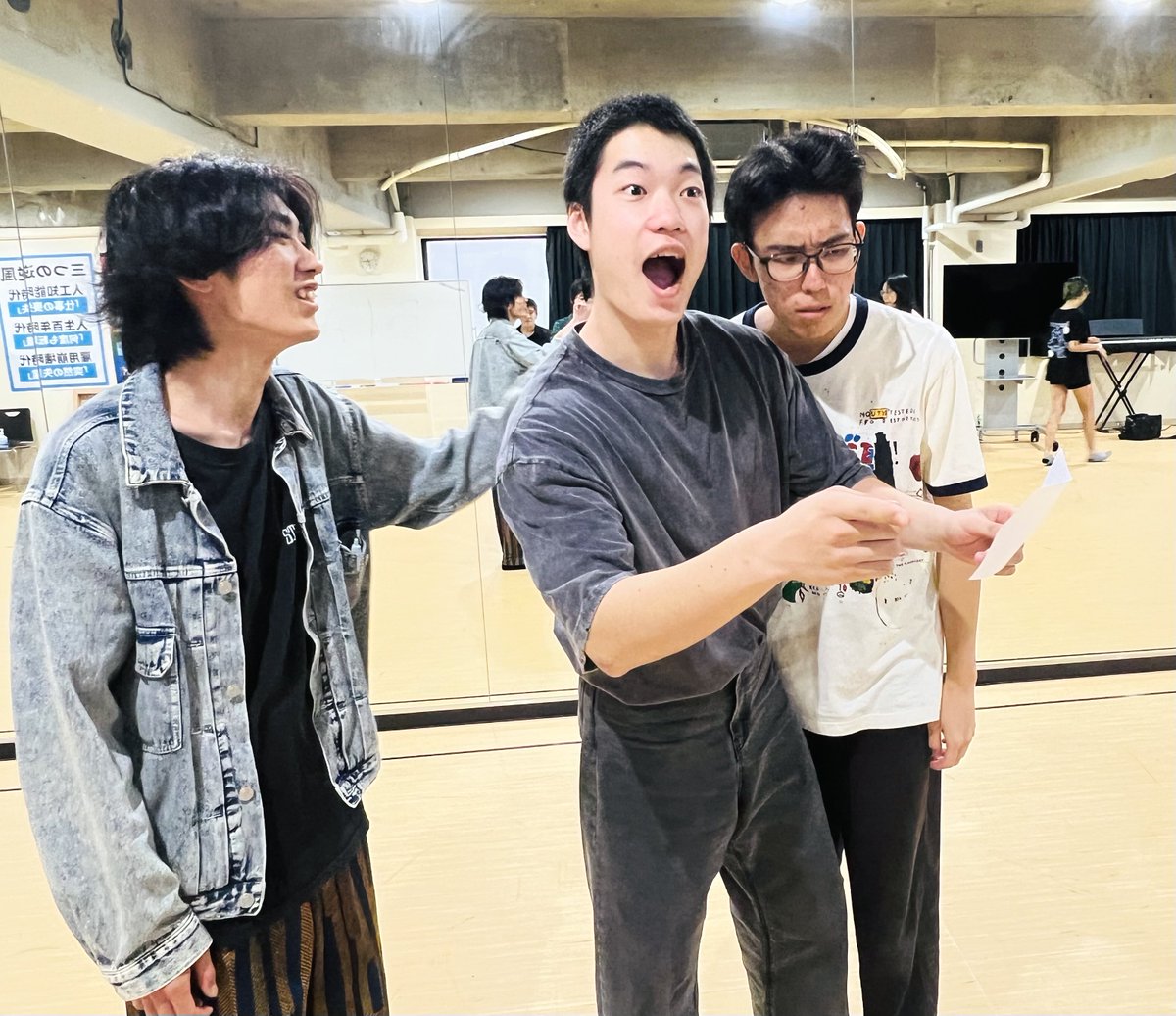 nekozamurai_x's tweet photo. #東京クールジャパン・アカデミー
【授業風景】
まだまだ続きますよー。演技基礎授業！
今週はストレッチをしっかり行なってからの腹式呼吸＆発声練習。流石に前期の半年間練習していたのでスムーズに進行できました。

そして問題の滑舌‼︎
早口言葉に四苦八苦な生徒の面々。これは鍛え甲斐がありそうですね〜😼ﾆﾔﾘ
最後にシアターゲーム『ペーパーズ』も行いました。突拍子もない台詞をどう芝居の中に落とし込むか…一人一人の個性が垣間見れて楽しかったです😆

#声優
#専門学校
#２１世紀アカデメイア