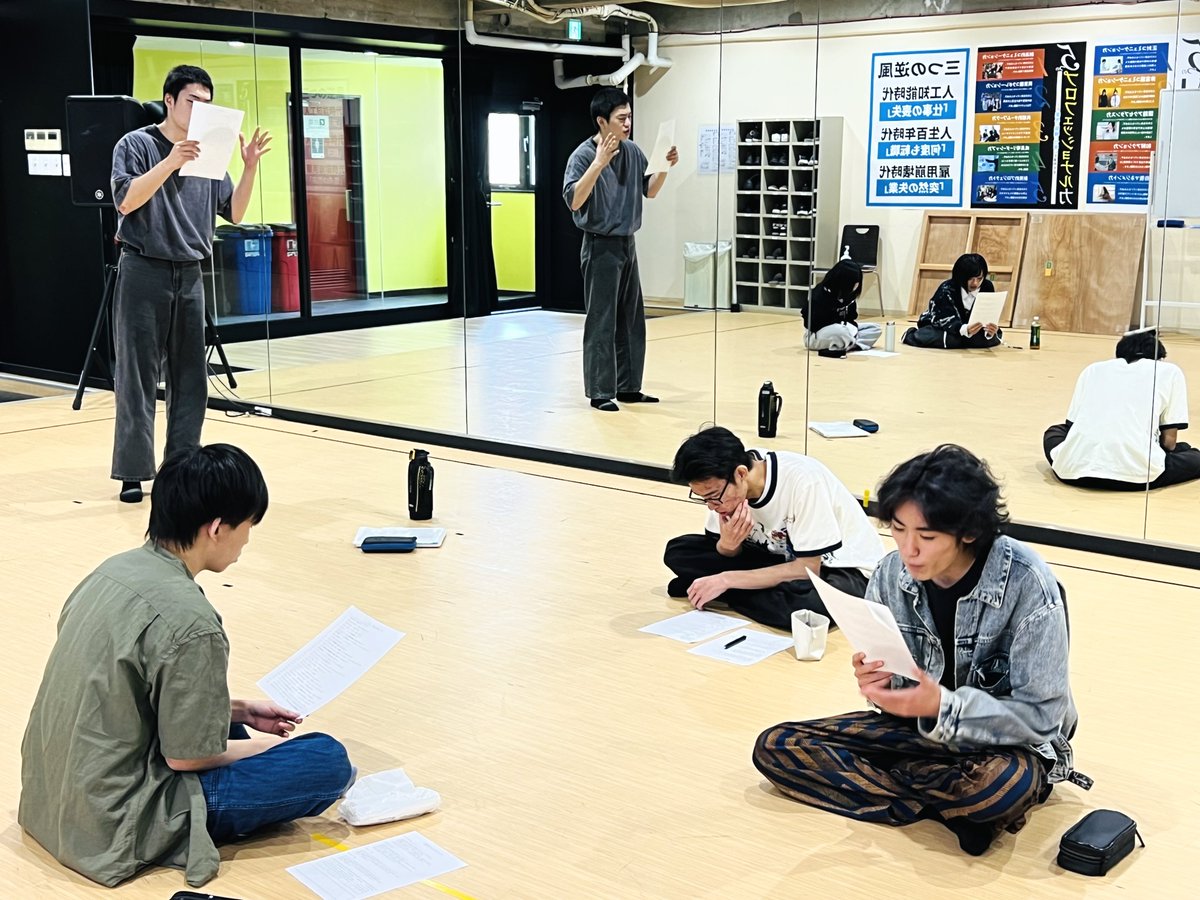 nekozamurai_x's tweet photo. #東京クールジャパン・アカデミー
【授業風景】
まだまだ続きますよー。演技基礎授業！
今週はストレッチをしっかり行なってからの腹式呼吸＆発声練習。流石に前期の半年間練習していたのでスムーズに進行できました。

そして問題の滑舌‼︎
早口言葉に四苦八苦な生徒の面々。これは鍛え甲斐がありそうですね〜😼ﾆﾔﾘ
最後にシアターゲーム『ペーパーズ』も行いました。突拍子もない台詞をどう芝居の中に落とし込むか…一人一人の個性が垣間見れて楽しかったです😆

#声優
#専門学校
#２１世紀アカデメイア