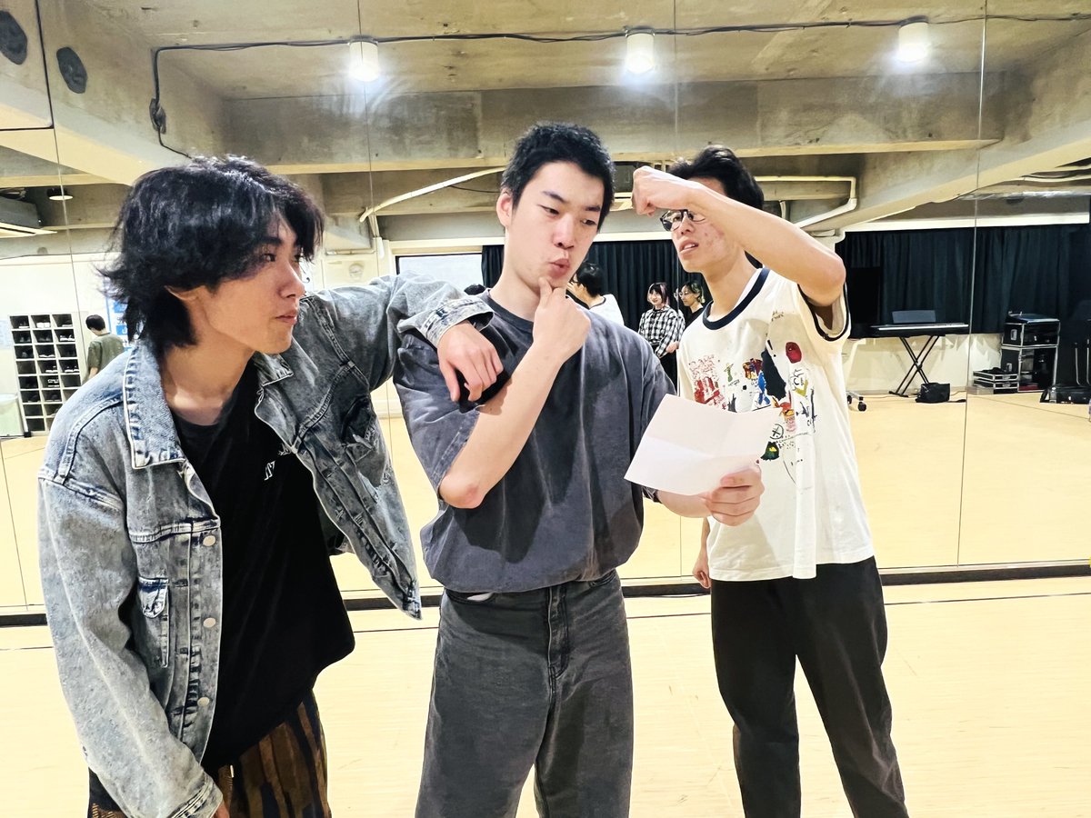 nekozamurai_x's tweet photo. #東京クールジャパン・アカデミー
【授業風景】
まだまだ続きますよー。演技基礎授業！
今週はストレッチをしっかり行なってからの腹式呼吸＆発声練習。流石に前期の半年間練習していたのでスムーズに進行できました。

そして問題の滑舌‼︎
早口言葉に四苦八苦な生徒の面々。これは鍛え甲斐がありそうですね〜😼ﾆﾔﾘ
最後にシアターゲーム『ペーパーズ』も行いました。突拍子もない台詞をどう芝居の中に落とし込むか…一人一人の個性が垣間見れて楽しかったです😆

#声優
#専門学校
#２１世紀アカデメイア