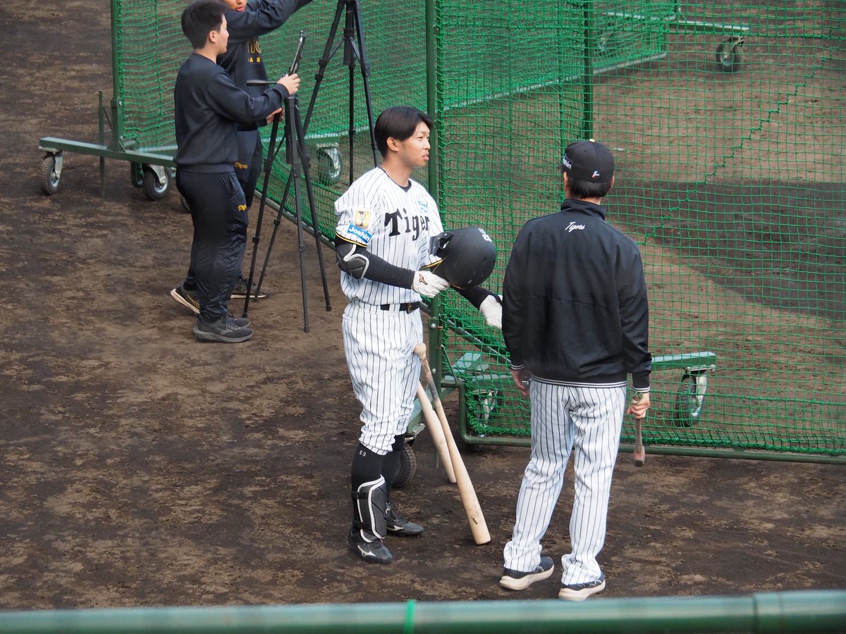 m__O2O8's tweet photo. 今年たくさんSGLに通ったこと、市民球場まで行って3年ぶりのホームランが見れたこと自分の行動に後悔はない🥹🫶🏻🫶🏻

タオル出してたら気づいてくれるところファン想いで優しいところマスコットにも優しいところほんとに大好き🥲💙

#島田海吏 https://t.co/NrEVSU72wz