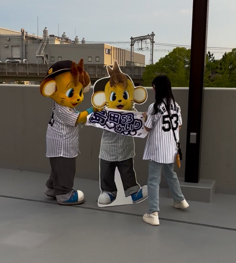 m__O2O8's tweet photo. 今年たくさんSGLに通ったこと、市民球場まで行って3年ぶりのホームランが見れたこと自分の行動に後悔はない🥹🫶🏻🫶🏻

タオル出してたら気づいてくれるところファン想いで優しいところマスコットにも優しいところほんとに大好き🥲💙

#島田海吏 https://t.co/NrEVSU72wz