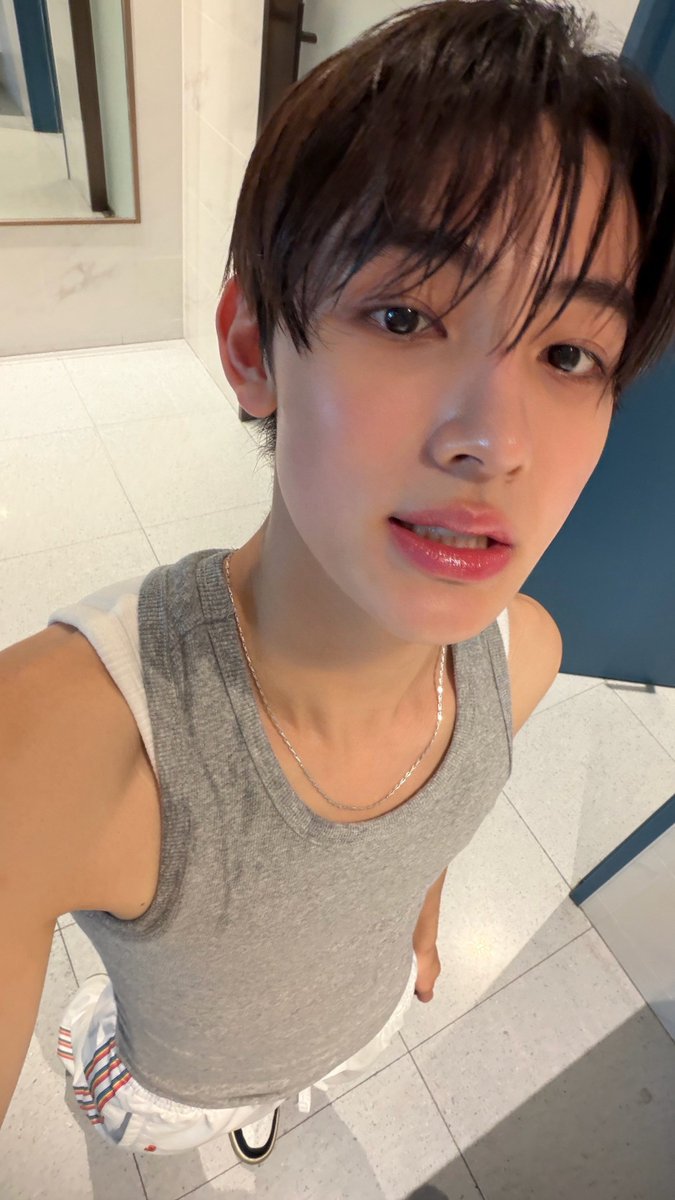tanxencs's tweet photo. seonghyeon kalo udah foto high angle gemes bgt, apalagi kakinya ikut pose https://t.co/zV6yQyQSBY
