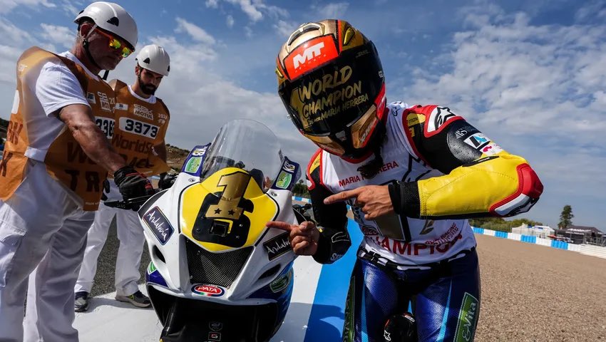 deportegob's tweet photo. 🏆 Una 𝒑𝒊𝒐𝒏𝒆𝒓𝒂 que sigue haciendo historia.

🏍️ María Herrera ha conquistado por segunda temporada consecutiva el Campeonato del Mundo Femenino FIM de velocidad.

🇪🇸 La española es la primera bicampeona de WorldWCR.

👏 ¡Enhorabuena! https://t.co/gEP4JcEv9R