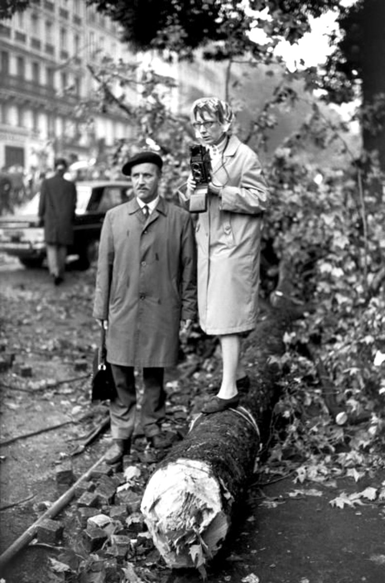 ParisAMDParis's tweet photo. Bonjour. ☕️

📸 Henri Cartier-Bresson. 
Regarder les émeutes 
Mai 68. Paris https://t.co/6FnhWckOIz