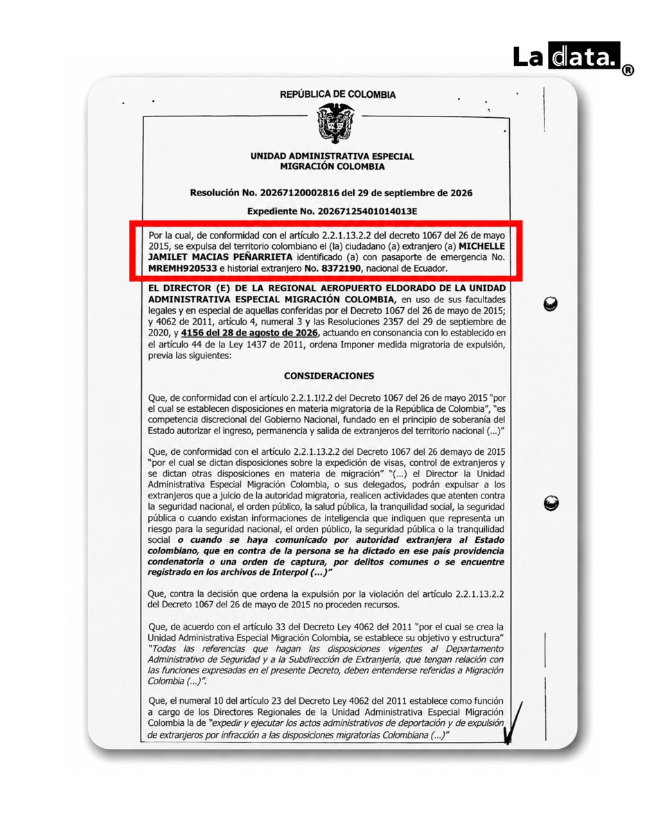 ladataec's tweet photo. #Tendencia ¡Se le cayó la careta! Periodista zurdo filtra por error cómo el prófugo operaba con pasaportes de emergencia para asegurar la fuga de la familia del narco Fito a Colombia 

¡El tiro por la culata! El exiliado operador del correísmo Andrés Durán, autodenominado ‘El Chochólogo’, quien según él dice ser periodista de investigación, quiso jugar al fiscal implacable y terminó firmando la autopsia política de su propio líder. Al postear alarmado “Urgente: La esposa e hija de Fito utilizaron pasaportes oficiales expedidos por el gobierno ecuatoriano para ingresar a territorio colombiano antes de ser capturadas por la policía, así consta en los documentos de Migración Colombia. ¿Quién las ayudó en Cancillería Ec?”, filtró lo que el correísmo llevaba años intentando sepultar: esos documentos llevan como fecha de expedición el año 2015, bajo el régimen intocable de su amado Rafael Correa.

El narcoestado al desnudo por torpeza propia. Que este operador afín al prófugo, difunda que “la esposa e hija de Fito utilizaron pasaportes oficiales expedidos por el gobierno ecuatoriano para ingresar a territorio colombiano antes de ser capturadas por la policía” no es solo un papelón monumental; es la prueba reina de la complicidad institucional de aquella ‘década perdida’. El correísmo montó una red de impunidad tan burda que hasta sus propios corifeos ventilan la verdad desde la comodidad del exilio dorado.

Mientras ‘El Chochólogo’, despotrica desde el extranjero preguntando “¿Quién las ayudó en Cancillería Ec?”, sus propias manos destapan el lodazal que defendía. Quedó confirmado: los pasaportes de emergencia que permitieron a los allegados del narco cruzar la frontera no aparecieron por arte de magia; llevan el sello inconfundible de un gobierno entregado al crimen organizado. ¡Se les cayó la careta, el relato y hasta la decencia!

@ladataec 👈

#ladata #tendenciapolítica #correismo #viral
