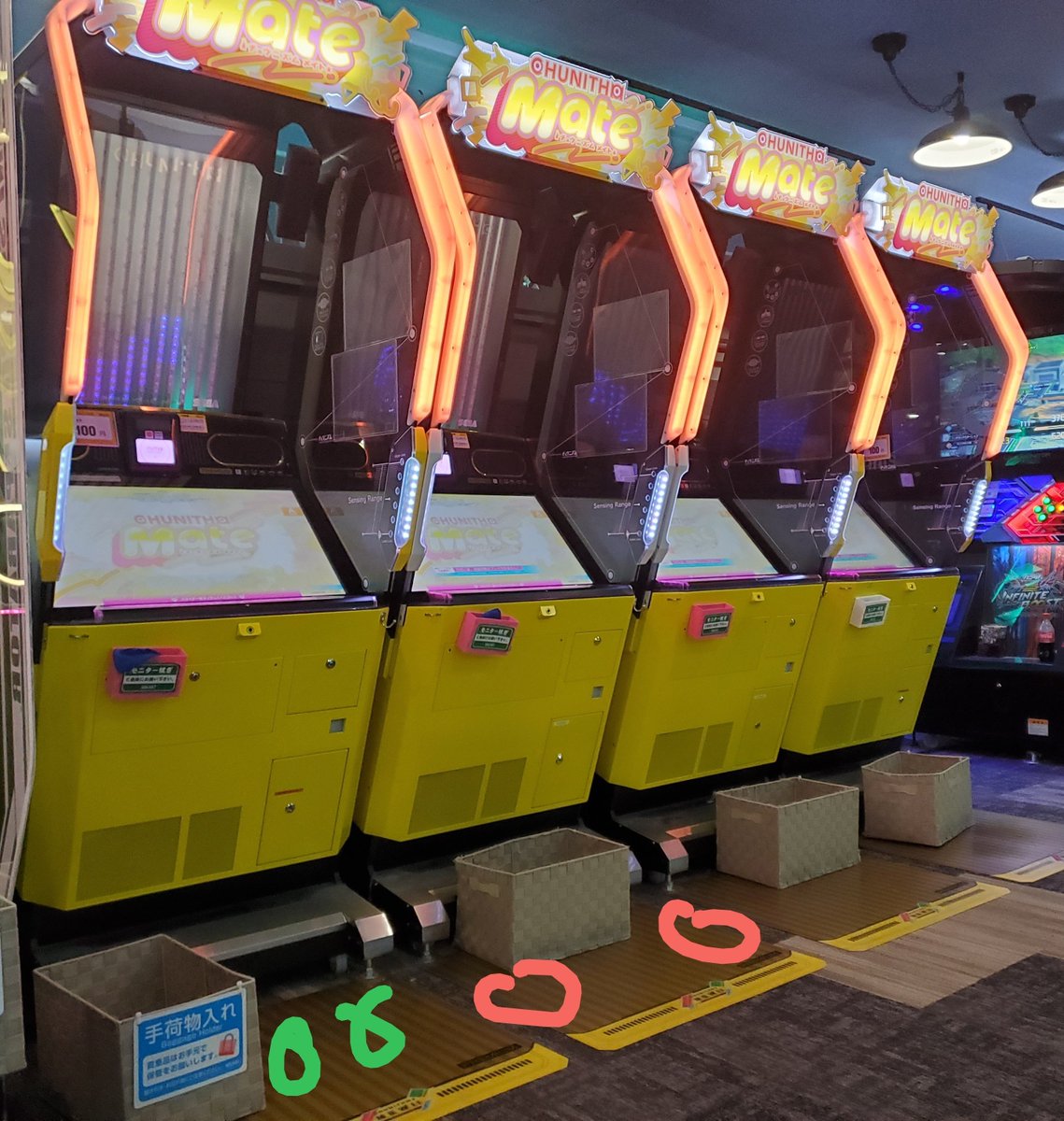 Japanese_FPS's tweet photo. たまにホームにいるんですけど、自分の筐体の床のシートを越えて人の床のシートを踏むまで足を広げてる人いると自分の場所がすごく狭く感じる

緑:自分
赤:隣の人 https://t.co/oIw69sJt2R