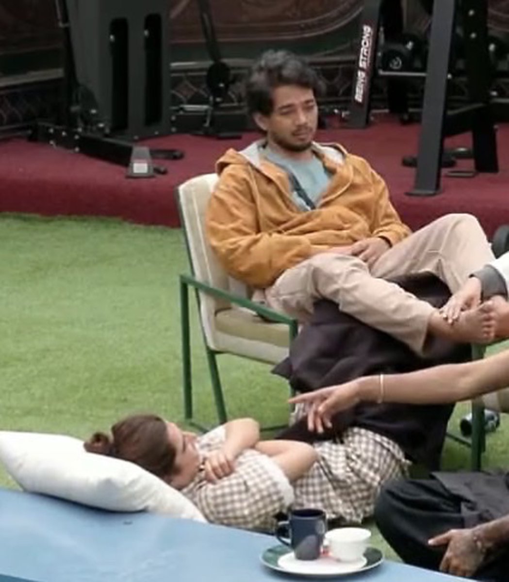 Astheticcuu's tweet photo. Bhai behen 🤡🤡🤡🤡 of century 
#Bigboss20 #BB20nJioHotstar  #GulluGang ##livefeed https://t.co/9VdARFPuyk