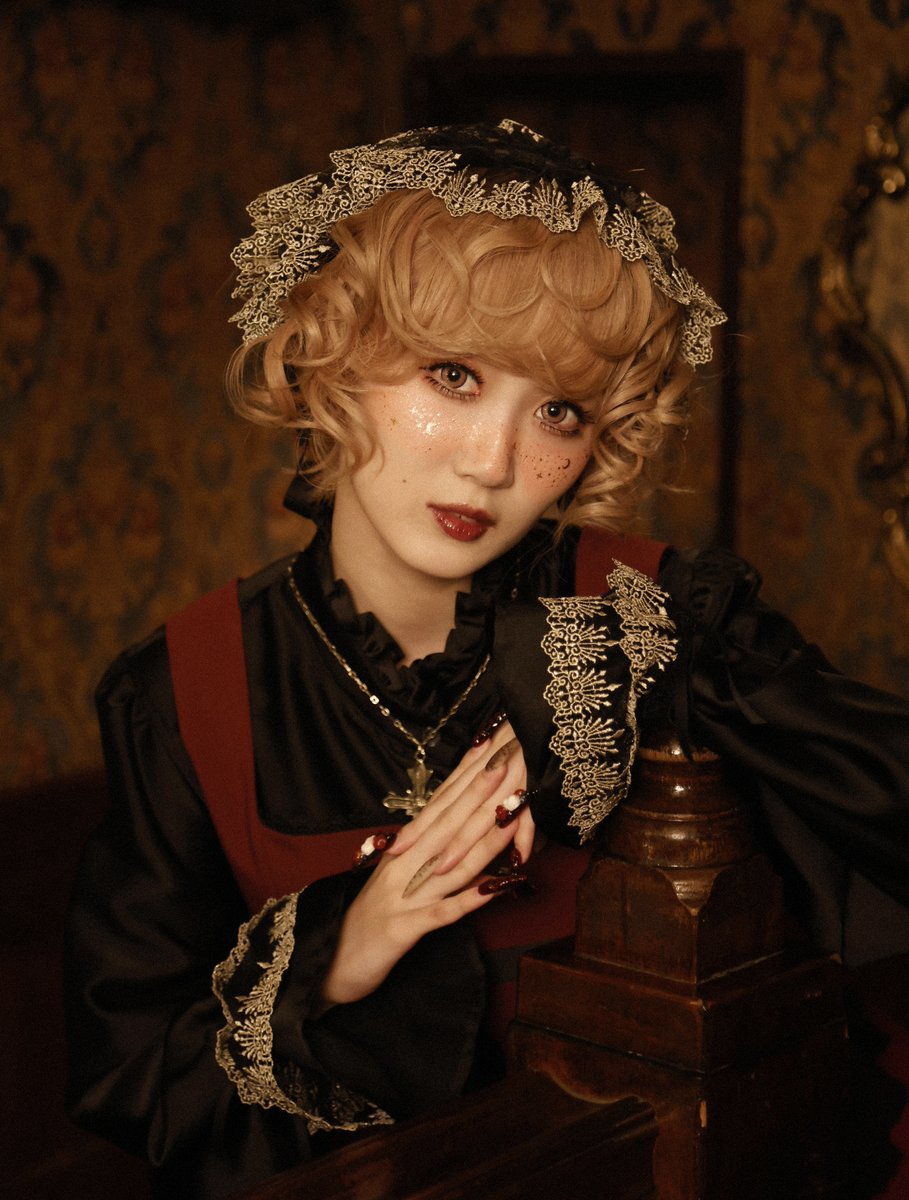 moitie_official's tweet photo. † ───────────────── †

　✨　御　礼　🌙

翠已 @sui_8__ 1st Photo Book
『SUISOUGENMU -翠葬幻夢-』
発売記念お渡し会

† ───────────────── †

昨日はお渡し会にご参加いただき、誠にありがとうございました。

約一年の歳月をかけて撮影を重ねてきた写真の数々を一冊に収め、無事に皆さまへ直接お届けすることができましたことを、心より嬉しく思っております。
また、当日は多くの皆さまがMoi-même-Moitiéのアイテムを身にまとい、ご来場くださったことも大変嬉しく、心に残るひとときとなりました。

「過去を葬り、夢へと還る」
そんなコンセプトのもとに生まれた『翠葬幻夢』。
一枚一枚に込められた想いとともに、その幻想的な世界をゆっくりとお楽しみいただけましたら幸いです。
また、ご予約いただいた皆さまへの発送準備も整っております。
お手元に届くまで、今しばらく楽しみにお待ちくださいませ。
なお、昨日翠已様がご着用されていたMoi-même-Moitiéのアイテムにつきましても、近日中に公開・販売を予定しております。
こちらもぜひ楽しみにお待ちいただけますと幸いです。

改めまして、ご参加いただいた皆さま、そして本作品をお迎えくださったすべての皆さまに、心より御礼申し上げます。

Moi-même-Moitié
スタッフ一同
撮影: @AyanoSudo 

#SUISOUGENMU
#翠葬幻夢
