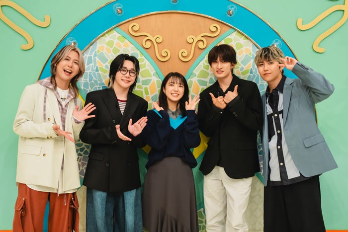 modelpress's tweet photo. 【今夜放送】「テレビ×ミセス」
特設スタジオから緊急生放送🍏

大森元貴が“火曜ドラマチーム”に電撃移籍
https://t.co/KFiyunL0gG

上白石萌音＆Snow Man向井康二とともに
若井滉斗＆藤澤涼架と直接対決💥

#テレビミセス @tbsTV_MGA https://t.co/ad3kGSUmz4