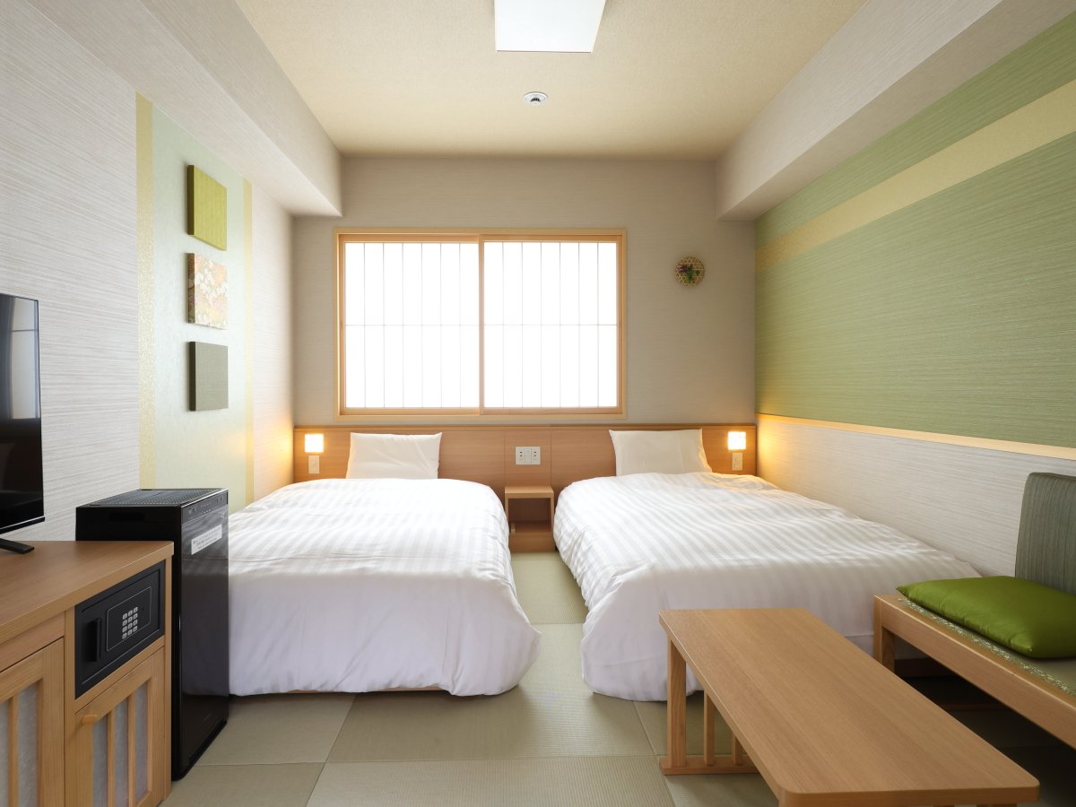 dormy_hotels's tweet photo. 🥷ドーミーイン・御宿 野乃の客室に“隠れたこだわり”
お部屋でゆっくりくつろいでいただくために、実はこんな工夫をしています。
その一部をご紹介させてください👀

♨️濡れたタオル、ここに掛けられます
扉の裏側にある手すりは、タオル掛けにもなります。
大浴場で使ったバスタオルを広げて干せば、明日も快適に使えます！

🚪寝室の手前に、もう一枚の扉
廊下の音が気になりにくいように、寝室の手前に“二重扉”を設けています。
ドーミーインが特にこだわっているひと工夫です💡

🛏️掛け布団は、敷布団に挟まずに
掛け布団を引っ張り出さなくても、そのままベッドへダイブが叶います！
自分の部屋のようにくつろいでいただけるよう、ベッドメイクにまでこだわっています。

皆さま、ご存じでしたか？
ほかにも「ここが便利！」と感じたところがあれば、ぜひ教えてください😊💭
※設備・仕様はホテルにより異なります。

公式YouTubeでは客室のこだわりをさらに詳しくご紹介しています！👇
https://t.co/nxEGoQoN5H