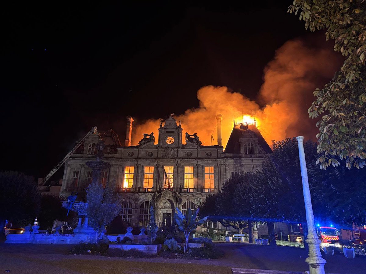Prefet87's tweet photo. #Manifestationdu17 | 🚨 Incendie de la mairie de #Limoges, policiers blessés, citoyens agressés, véhicules détruits, commerces pillés : Maurice Barate, préfet de la #HauteVienne, condamne très fermement ces violences inqualifiables et gratuites.  

🦺 17 gardes à vue sont en cours. Le préfet apporte son soutien total aux victimes et salue la mobilisation remarquable des forces de sécurité et des secours.  

🇫🇷 https://t.co/AIMOK2APeq