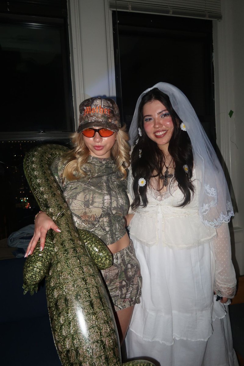 fatmoth333x's tweet photo. @avonsoapbars lana del rey and my gf is going as lana’s husband- jeremy https://t.co/UVM3friqHw
