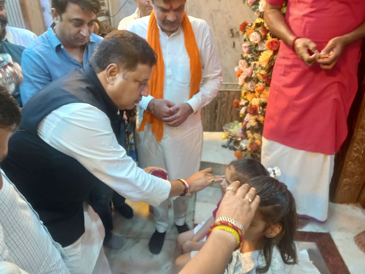 KuldipIndoraINC's tweet photo. कल रात्रि दुर्गा मंदिर पहुंचकर माँ दुर्गा के पावन दरबार में शीश नवाकर माता रानी का आशीर्वाद प्राप्त किया। एवं देवी स्वरूप कन्याओं का पूजन किया🙏🚩

माँ दुर्गा सभी पर अपनी कृपा बनाए रखें और सबके जीवन में सुख, शांति, समृद्धि एवं खुशहाली प्रदान करें।

जय माता दी! 🙏🌺🚩 https://t.co/hi5bdIHy0e