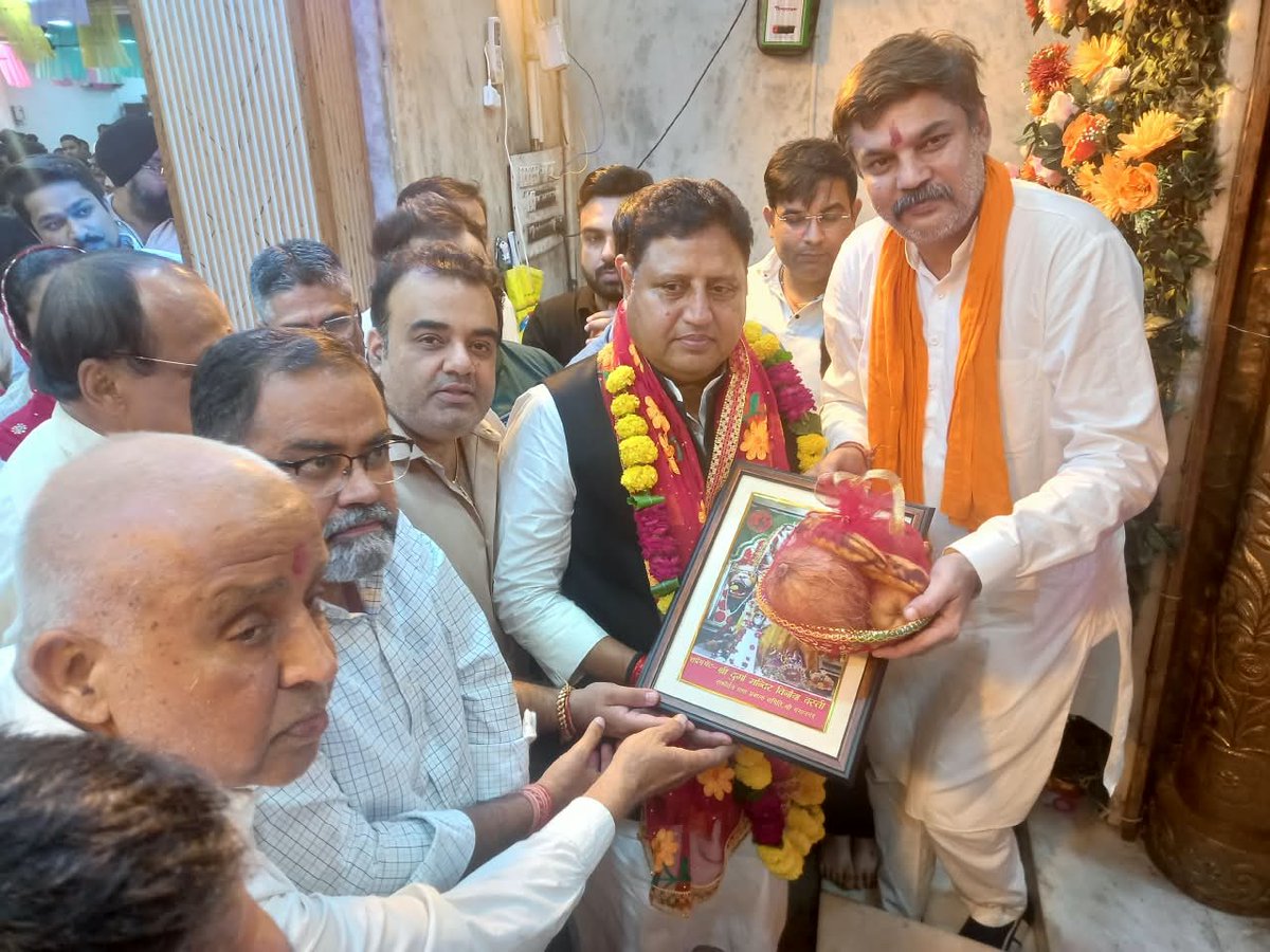 KuldipIndoraINC's tweet photo. कल रात्रि दुर्गा मंदिर पहुंचकर माँ दुर्गा के पावन दरबार में शीश नवाकर माता रानी का आशीर्वाद प्राप्त किया। एवं देवी स्वरूप कन्याओं का पूजन किया🙏🚩

माँ दुर्गा सभी पर अपनी कृपा बनाए रखें और सबके जीवन में सुख, शांति, समृद्धि एवं खुशहाली प्रदान करें।

जय माता दी! 🙏🌺🚩 https://t.co/hi5bdIHy0e