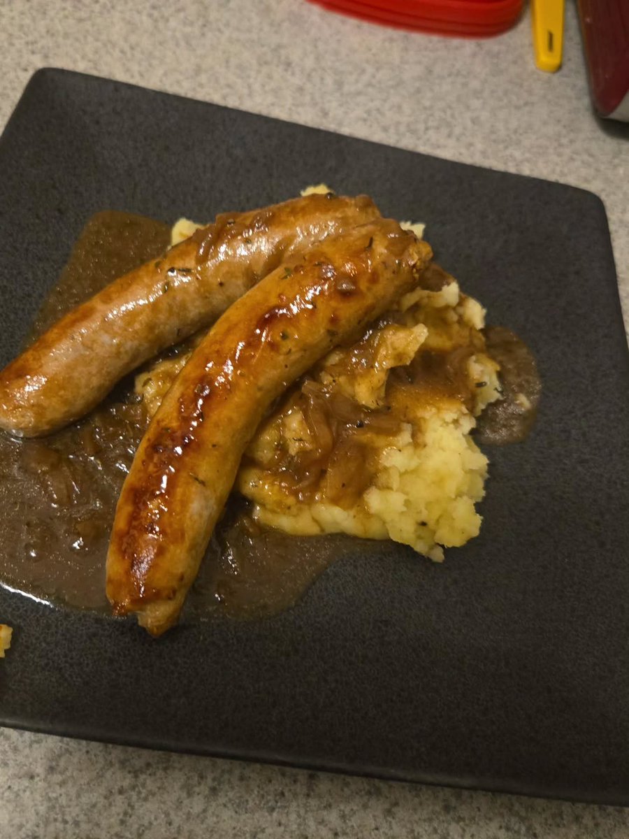 serragliorqs's tweet photo. Who came up with bangers and mash? I need to find them and give them a big hug. Fluffy Yukon Gold mashed potatoes, greasy sausages, and rich stout onion gravy—one of the most comforting meals ever. https://t.co/nTVTkt10tZ