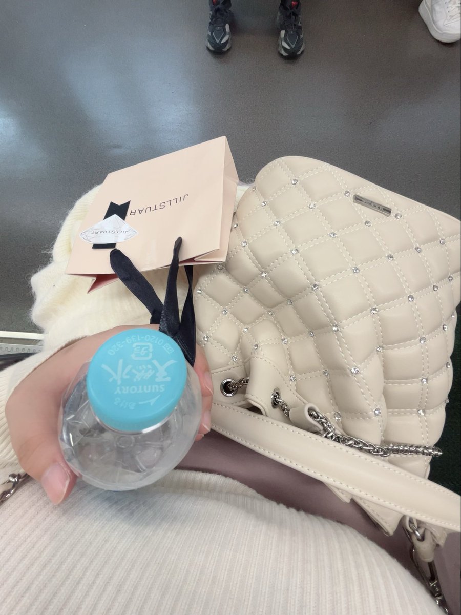 pink444777's tweet photo. こんな格好だから、絶対にINMU KINGを聞いてることはバレたくない。
誰かにスマホ覗き見されたら終わり。 https://t.co/c7IeUkoPPK