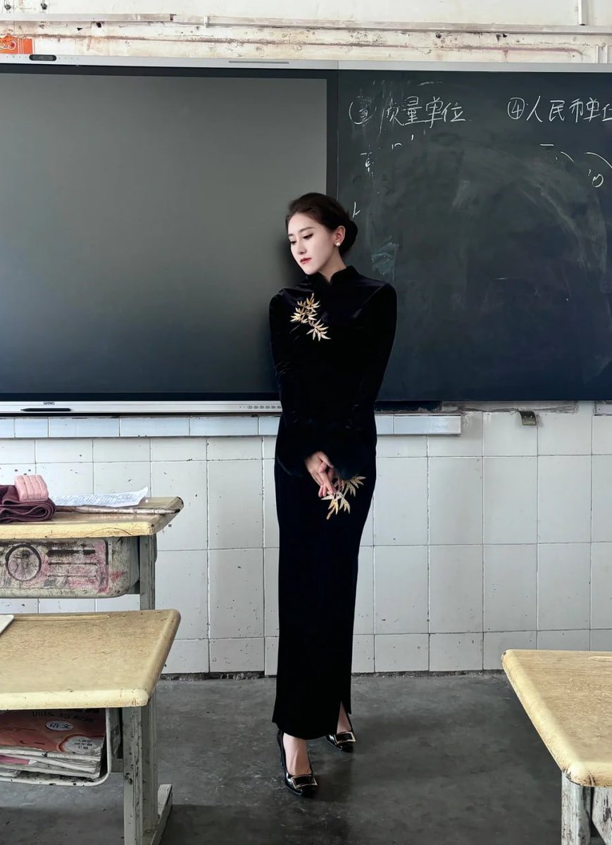 ihtaxh's tweet photo. 旗袍的开叉比平时高了半寸
每走一步都像在提醒别人：
老师今天不太正经。 https://t.co/Op71cv7QRa