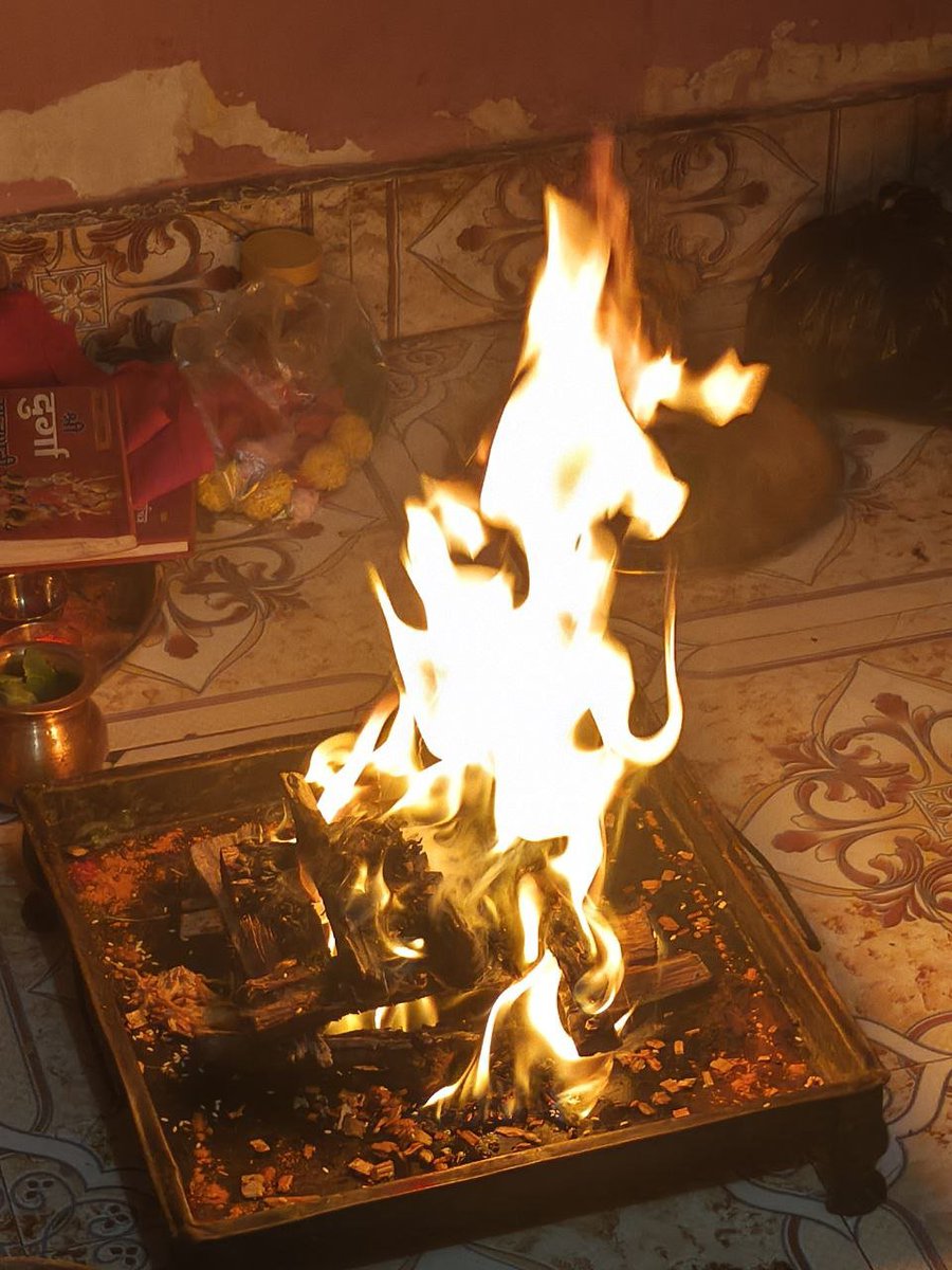 as_8809's tweet photo. Hamne apne Purvajo se suna tha ke Mata Rani kisi na kisi roop mein darshan zaroor deti hai. 

Aaj us baat pe vishwas ho gaya ke kaise Maa apne bhakto ko darshan deti hai.

Yeh hawan agni mein Maa ki pratima uss baat ki sakshi hai.

Jai Mata Di 🙏 🙏 

#DurgaAshtami #DurgaPuja #DurgaPujaFestival2026 #Navratri