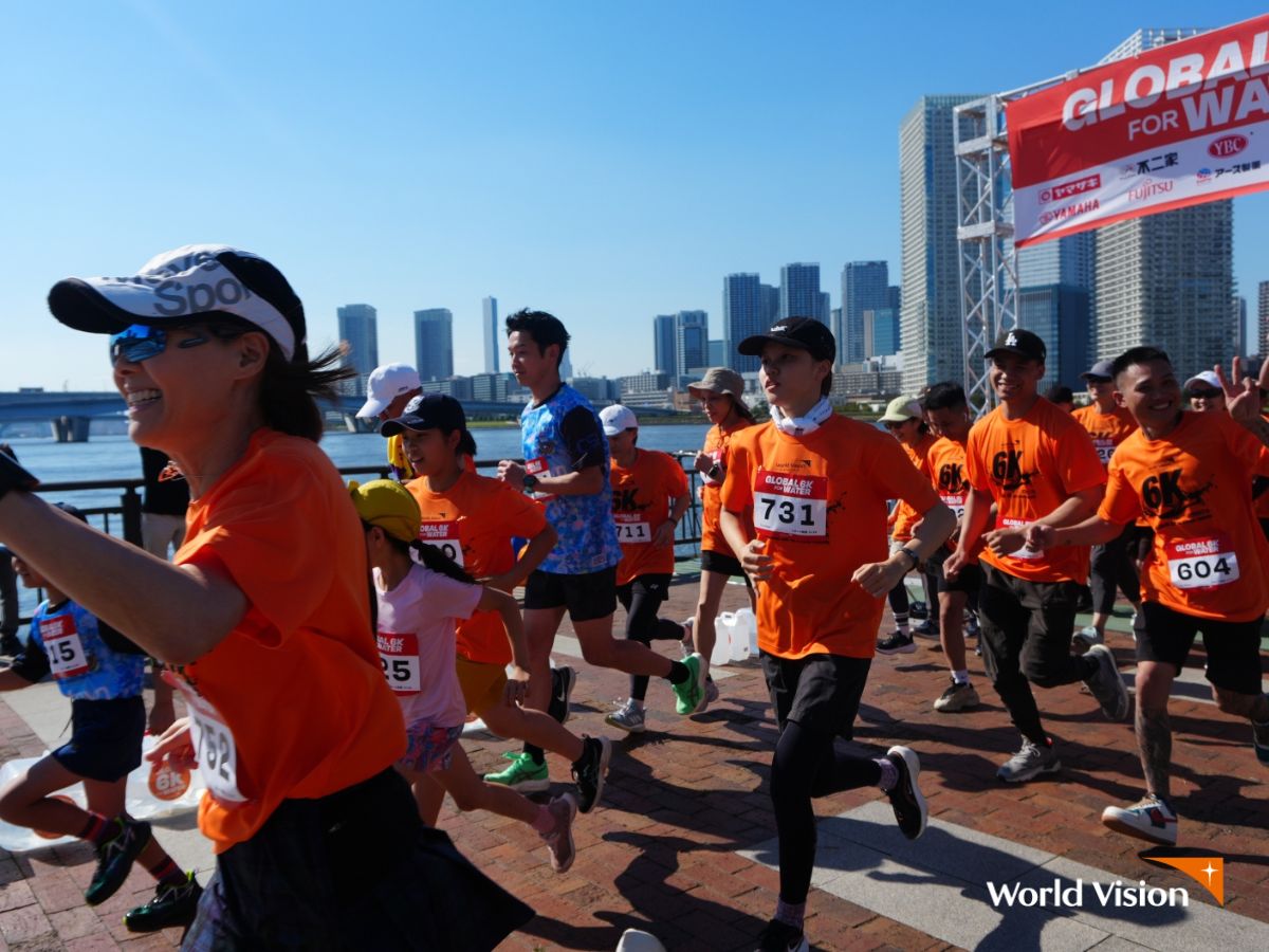 WorldVisionJPN's tweet photo. 【GLOBAL 6K FOR WATER開催🎉】
絶好の秋晴れの下、昨日10月18日に
”命の水”を途上国に届けるための
チャリティラン・ウォークイベント
GLOBAL 6K FOR WATER🌎🏃‍♀️💧🏃‍♂️
無事終えることができました！

800人を超える方にご参加いただき、
笑顔あふれる温かなイベントと
なりましたこと心から御礼申し上げます。😊

親子でのご参加も多く、子どもたちが
元気いっぱいに歩き、走る姿も！

毎日平均6キロの道のりを歩き、
20キロもの水を運ぶ途上国の子どもたち。
そんな子どもたちに思いを馳せながら、
重い水の入ったジェリカンを
実際に持ってくださる方もたくさん！
そのお気持ちを聞かせていただき、
スタッフ一同、胸が熱くなりました。

オフィシャル・サポーターの
鈴木啓太さんも会場にかけつけ
参加者に声援を送ってくださいました。📣

早稲田大学スポーツ科学部の皆さまの
リードで、準備運動もみんなで念入りに！💪

また、会場にはグローバルアンバサダーの
ATEEZ、ホンジュンさんのパネルや
直筆サインも設置されました。🫶

ご参加くださった皆さま
ご協賛いただいた企業の皆さま、
本当にありがとうございました❣

今年新設のリレー部門では、
16チームがたすきをつなぎました。
これからも、多くの皆さまと心合わせ、
手を取り合いながら、より良い世界のために
共に歩んでいければ幸いです。

BE A GREAT FINISHER

#GLOBAL6K  #チャリティラン
#ワールドビジョン #豊洲
#鈴木啓太 #HONGJOONG