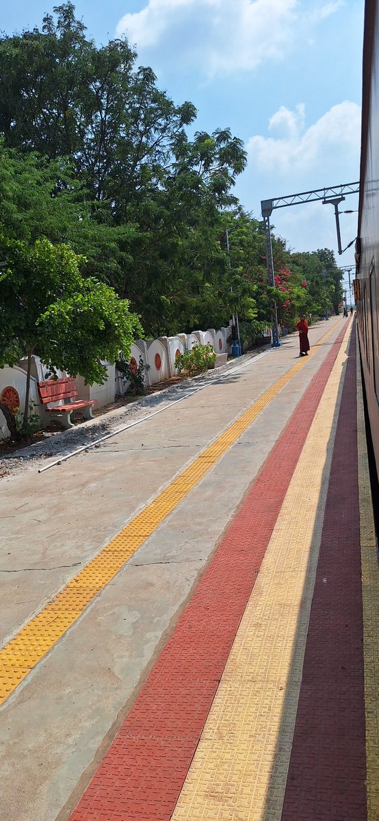 AnjaliMody1's tweet photo. 12650 is running v v late ... its stopping at every "non stopping" wayside station... because a delayed train does not get priority on a single line. @RailMinIndia wants bullet trains btwn metros, the country needs a network that works in the places in between. https://t.co/ee4s0vMfA5