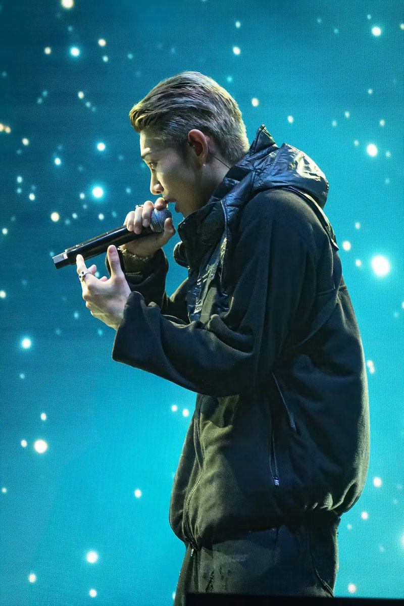terjemahinRYUL's tweet photo. 261012 📸 kpopconcertseurope(.)com

Serenades &amp; Body Rolls in Amsterdam

#률 #RYUL #롱샷 #LNGSHOT https://t.co/P6g05p5hou