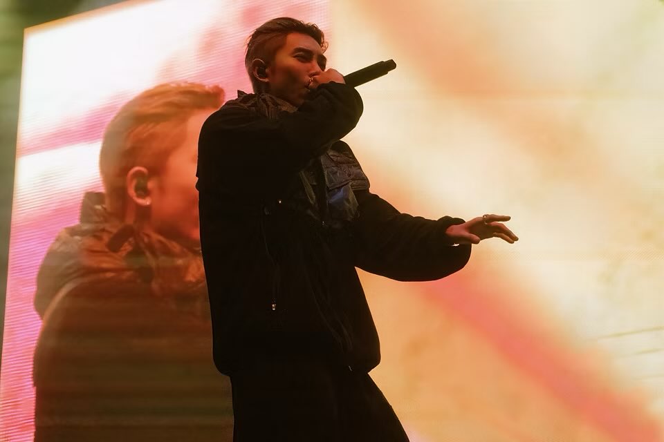 terjemahinRYUL's tweet photo. 261012 📸 kpopconcertseurope(.)com

Serenades &amp; Body Rolls in Amsterdam

#률 #RYUL #롱샷 #LNGSHOT https://t.co/P6g05p5hou