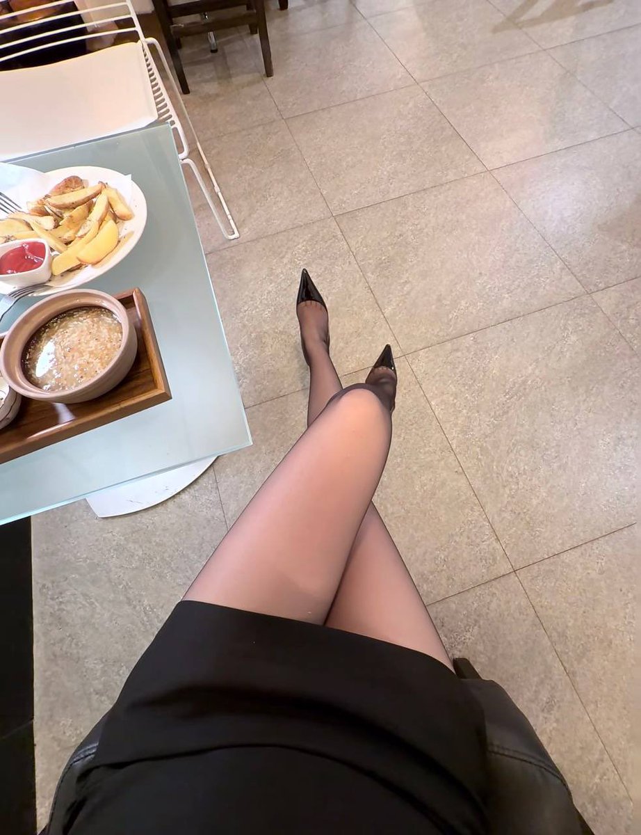 Ziluolananmd's tweet photo. 忙一上午，中午饭都没吃。
点了个下午茶，又觉得吃不下。
职场牛马的苦，只有亲历者才会懂。 https://t.co/P3R0iB9Tir
