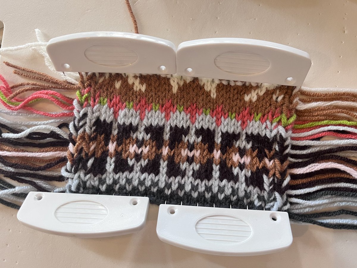 amberpla_knit's tweet photo. 오늘 다뜨베이더(@allknitvader) 님의 배색 심화 원데이 클래스에 다녀왔습니다!
작년 초에도 배색 클래스를 들었는데 딱 그다음 단계 수업을 듣게 되어 좋았어요
원형뜨기 게이지용 스와치를 뜰 때 좋은 팁을 많이 알게 되어 유익한 시간이었습니다👍
나… 이제 1988 가디건 도전해볼 수 있을 지도?! https://t.co/rsz4rsdxcI