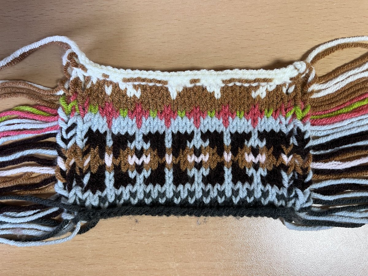amberpla_knit's tweet photo. 오늘 다뜨베이더(@allknitvader) 님의 배색 심화 원데이 클래스에 다녀왔습니다!
작년 초에도 배색 클래스를 들었는데 딱 그다음 단계 수업을 듣게 되어 좋았어요
원형뜨기 게이지용 스와치를 뜰 때 좋은 팁을 많이 알게 되어 유익한 시간이었습니다👍
나… 이제 1988 가디건 도전해볼 수 있을 지도?! https://t.co/rsz4rsdxcI