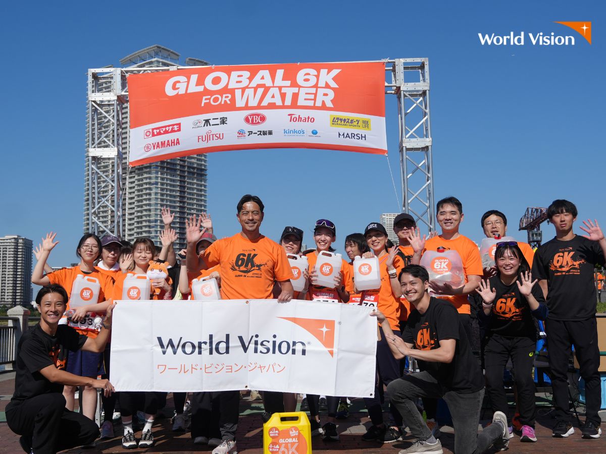 WorldVisionJPN's tweet photo. 【GLOBAL 6K FOR WATER開催🎉】
絶好の秋晴れの下、昨日10月18日に
”命の水”を途上国に届けるための
チャリティラン・ウォークイベント
GLOBAL 6K FOR WATER🌎🏃‍♀️💧🏃‍♂️
無事終えることができました！

800人を超える方にご参加いただき、
笑顔あふれる温かなイベントと
なりましたこと心から御礼申し上げます。😊

親子でのご参加も多く、子どもたちが
元気いっぱいに歩き、走る姿も！

毎日平均6キロの道のりを歩き、
20キロもの水を運ぶ途上国の子どもたち。
そんな子どもたちに思いを馳せながら、
重い水の入ったジェリカンを
実際に持ってくださる方もたくさん！
そのお気持ちを聞かせていただき、
スタッフ一同、胸が熱くなりました。

オフィシャル・サポーターの
鈴木啓太さんも会場にかけつけ
参加者に声援を送ってくださいました。📣

早稲田大学スポーツ科学部の皆さまの
リードで、準備運動もみんなで念入りに！💪

また、会場にはグローバルアンバサダーの
ATEEZ、ホンジュンさんのパネルや
直筆サインも設置されました。🫶

ご参加くださった皆さま
ご協賛いただいた企業の皆さま、
本当にありがとうございました❣

今年新設のリレー部門では、
16チームがたすきをつなぎました。
これからも、多くの皆さまと心合わせ、
手を取り合いながら、より良い世界のために
共に歩んでいければ幸いです。

BE A GREAT FINISHER

#GLOBAL6K  #チャリティラン
#ワールドビジョン #豊洲
#鈴木啓太 #HONGJOONG